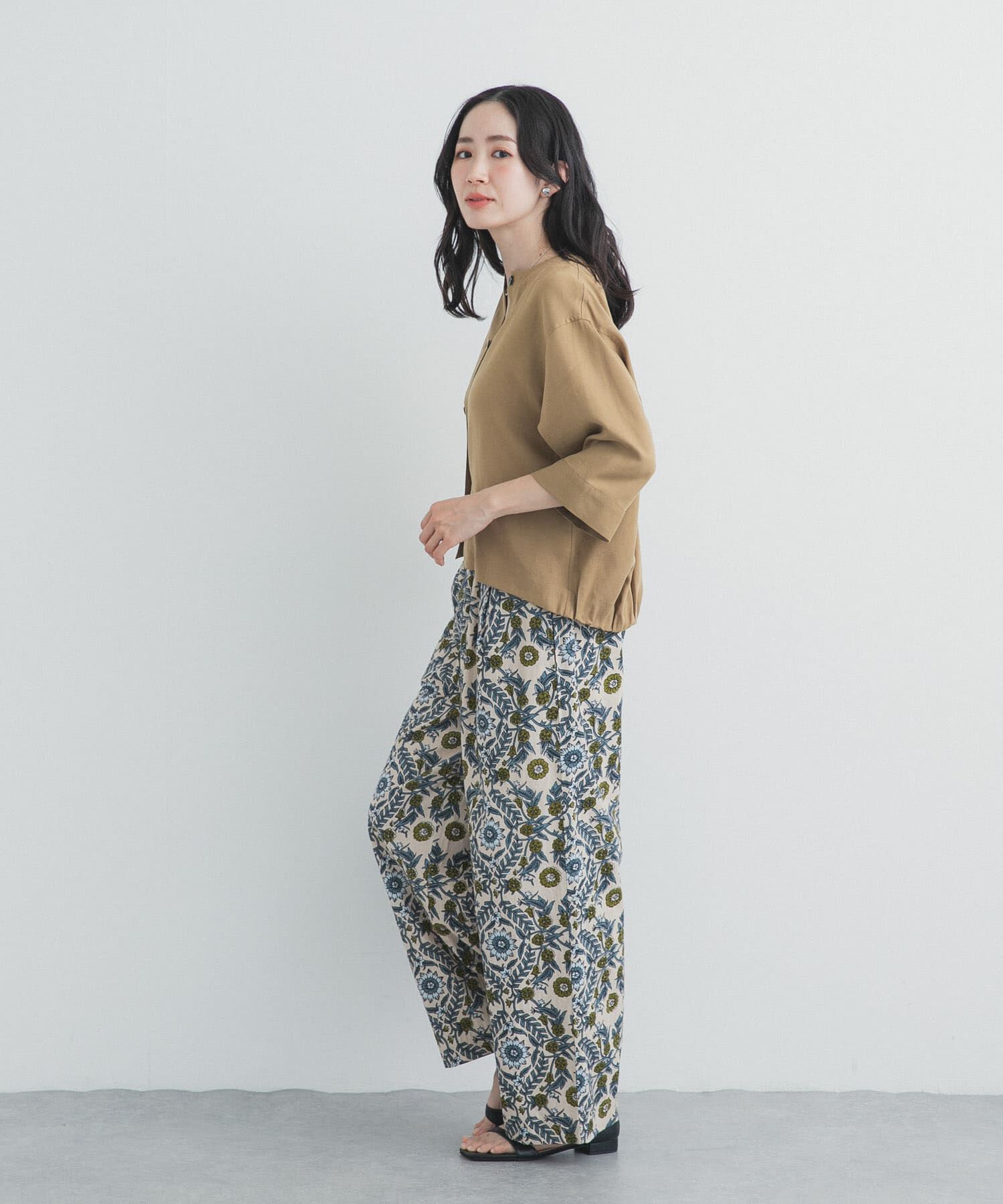 URBAN RESEARCH DOORS「ノーカラーバックギャザーブラウス」|シャツ・ブラウス|