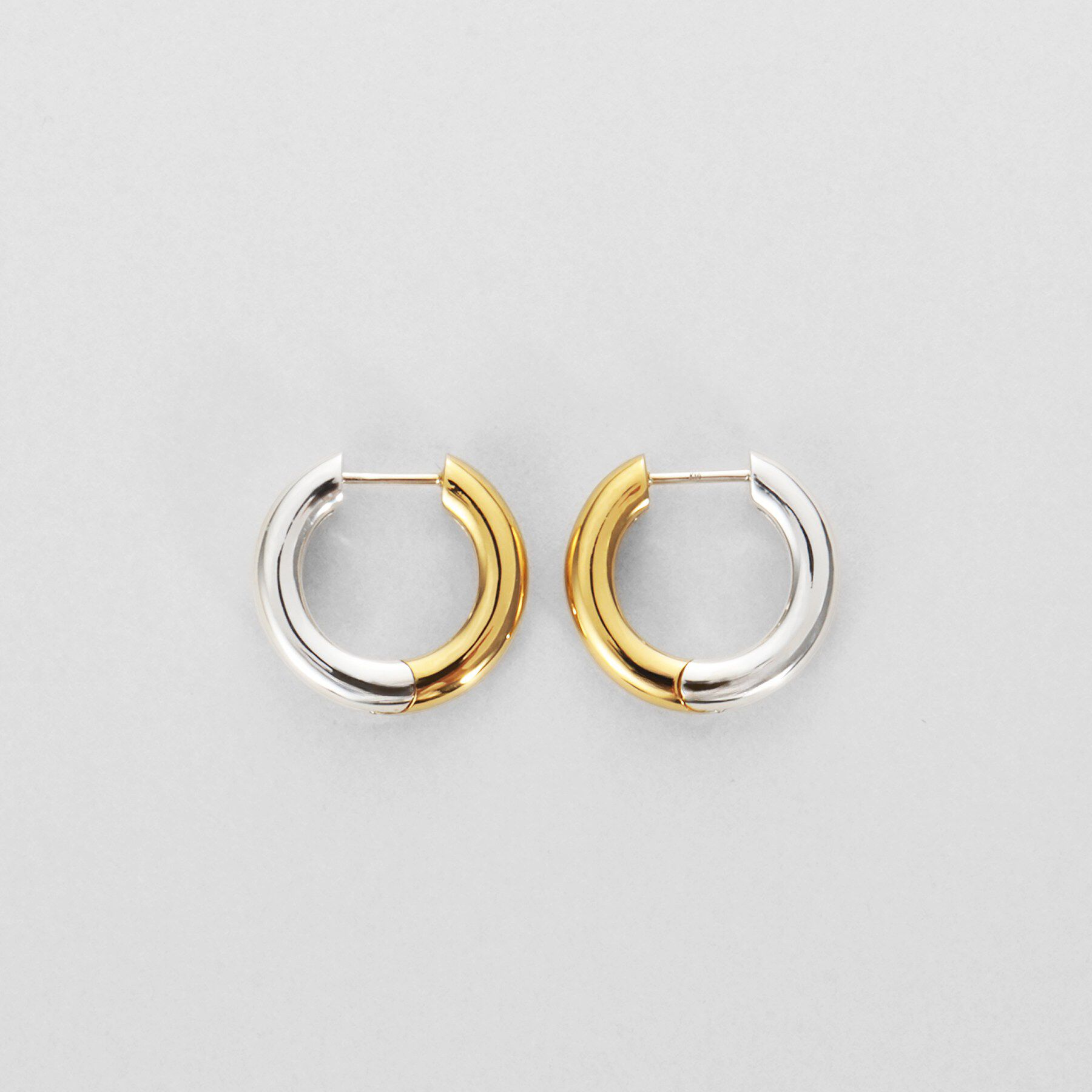 COCOSHNIK ONKITSCH「シルバー コンビカラー ハギーフープ ラウンドピアス」|ピアス|