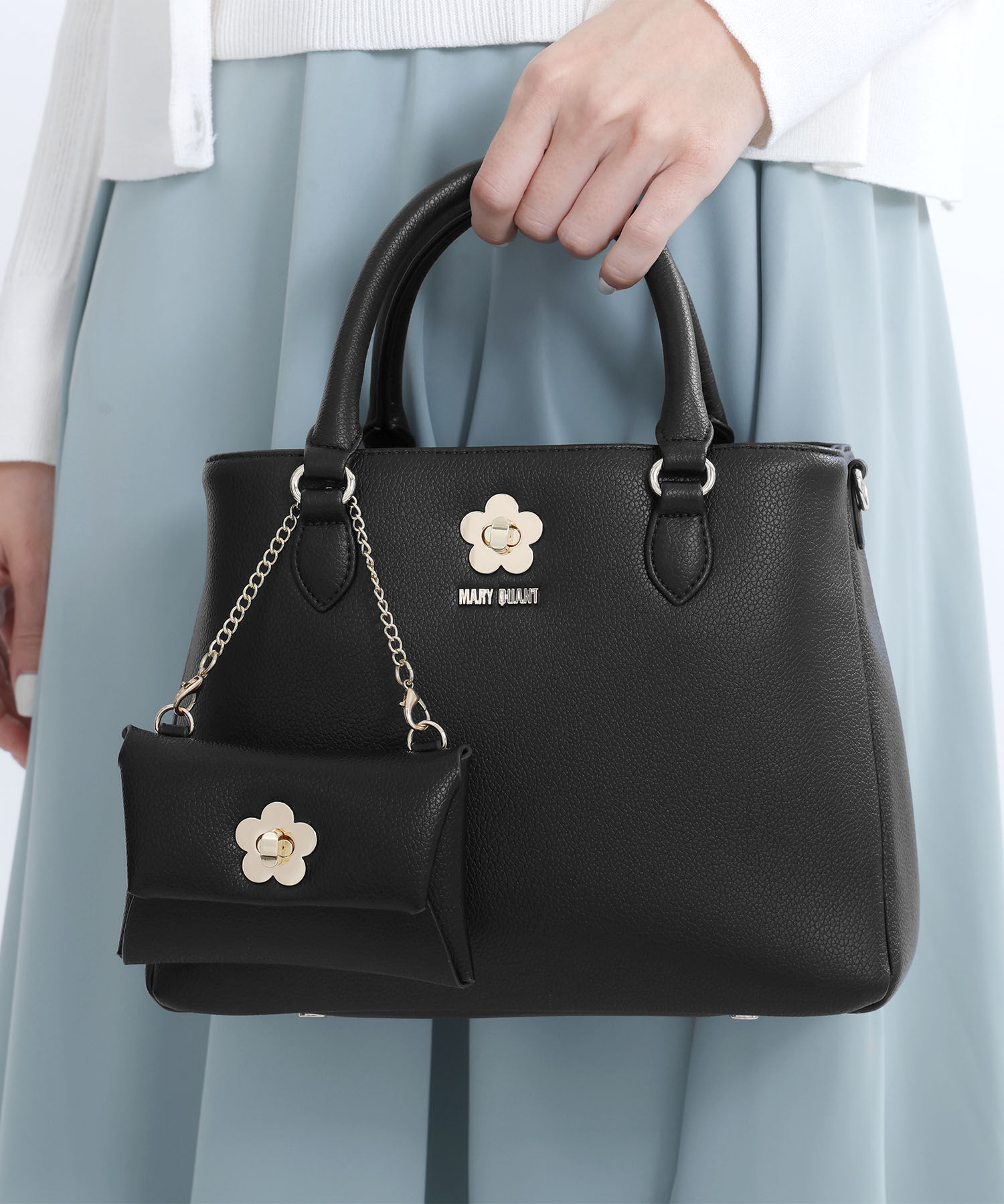 MARY QUANT「ターンロックデイジー フラップポーチ」|チャーム・キーホルダー|