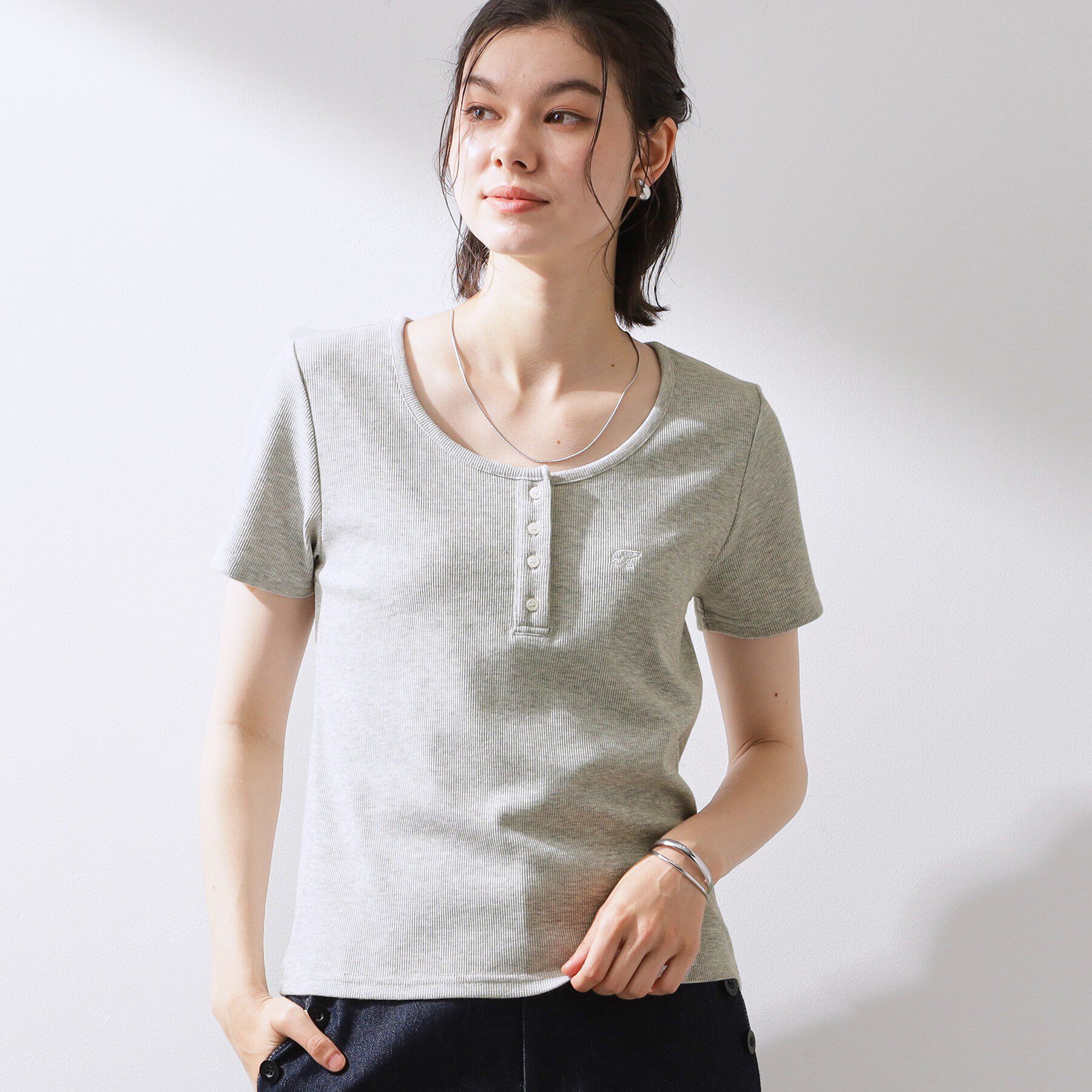 THE SHOP TK「ヘンリーネック ワンポイント刺繍トップス」|Tシャツ・カットソー|グレー(012)