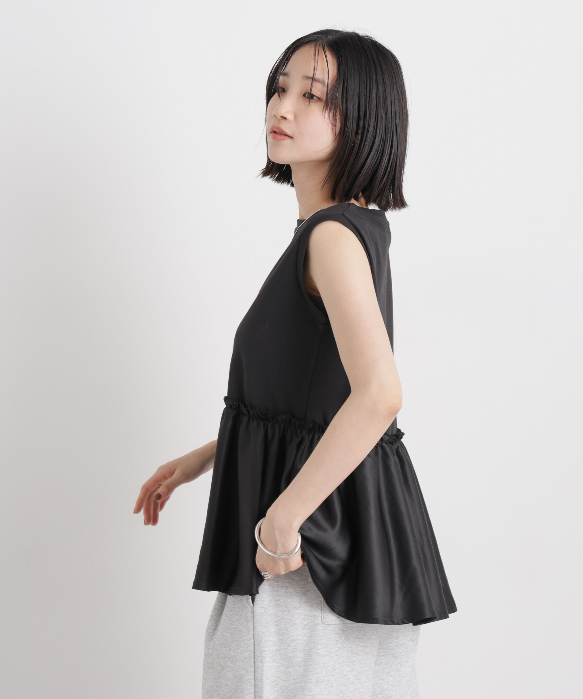 nano･universe「サテンペプラム異素材コンビノースリーブカットトップス」|Tシャツ・カットソー|