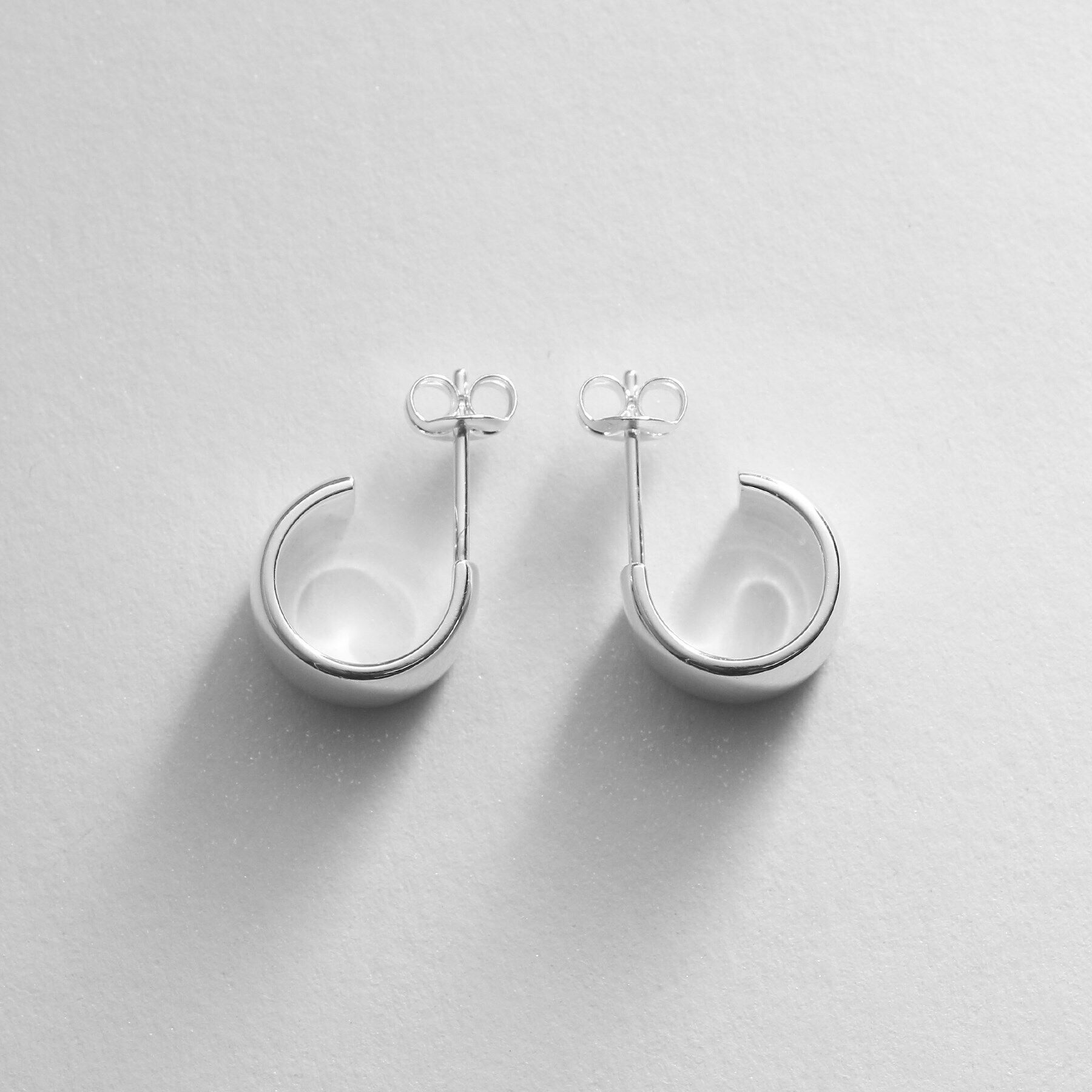 COCOSHNIK ONKITSCH「シルバー スモールフープ ワイドピアス」|ピアス|