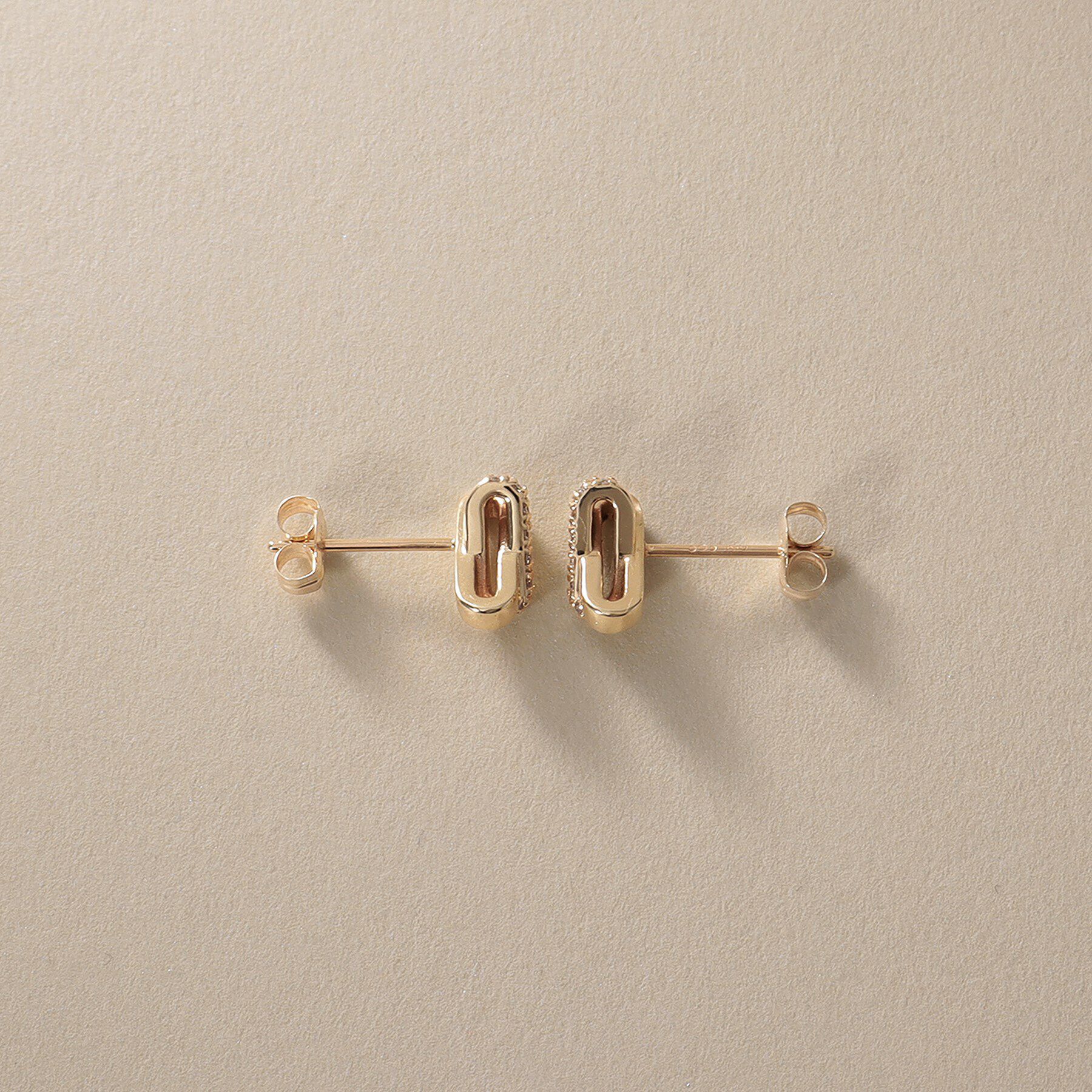 COCOSHNIK「K10ダイヤモンド アシンメトリークロス スタッドピアス」|ピアス|