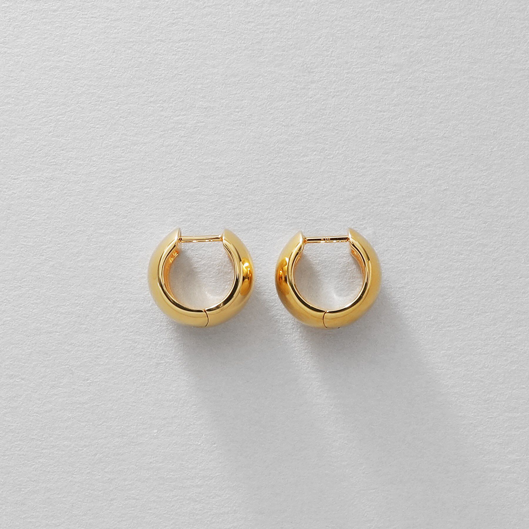 COCOSHNIK ONKITSCH「シルバー ハギーフープ ワイドピアス GP」|ピアス|