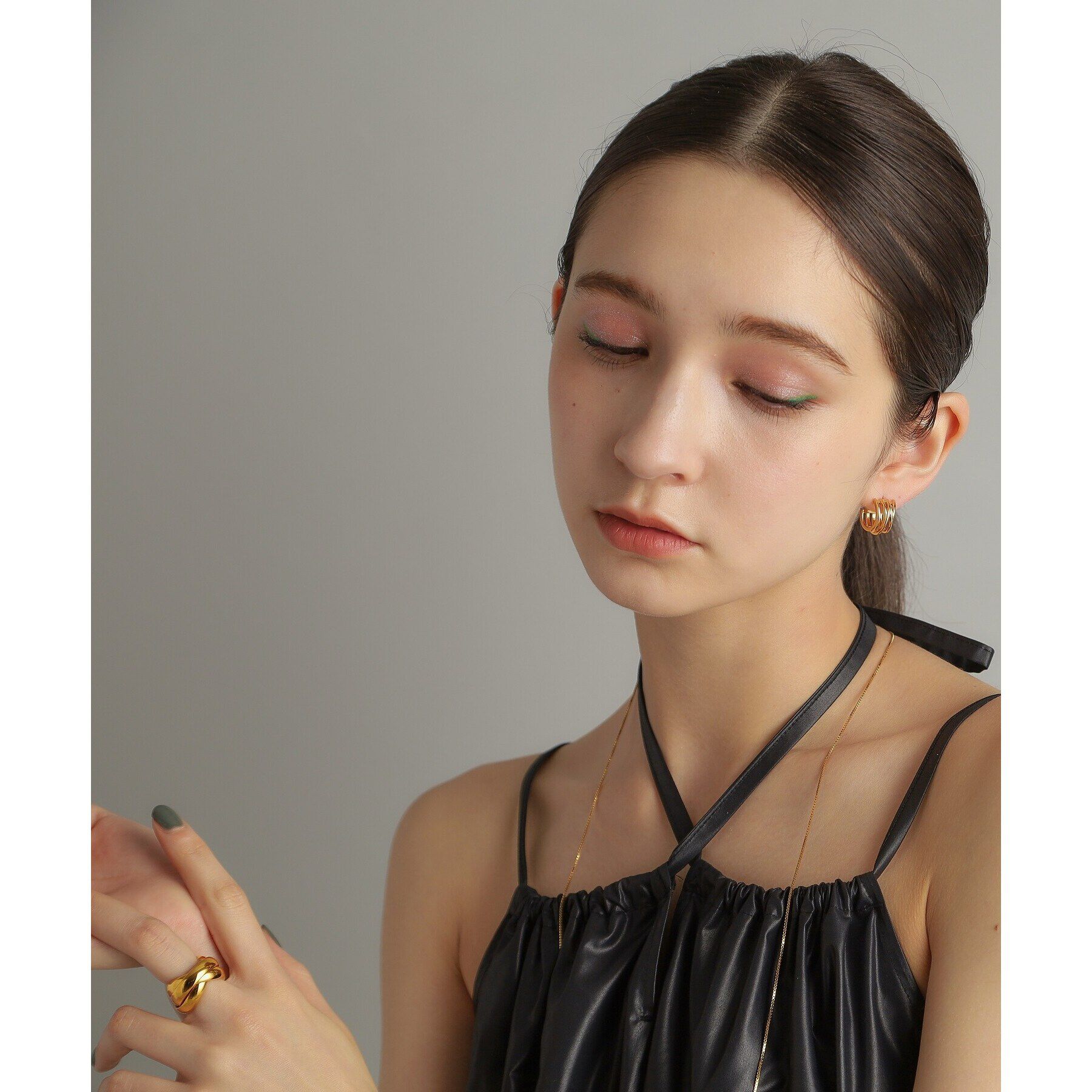 COCOSHNIK ONKITSCH「シルバー スモールフープ クロッシングライン ピアス GP」|ピアス|