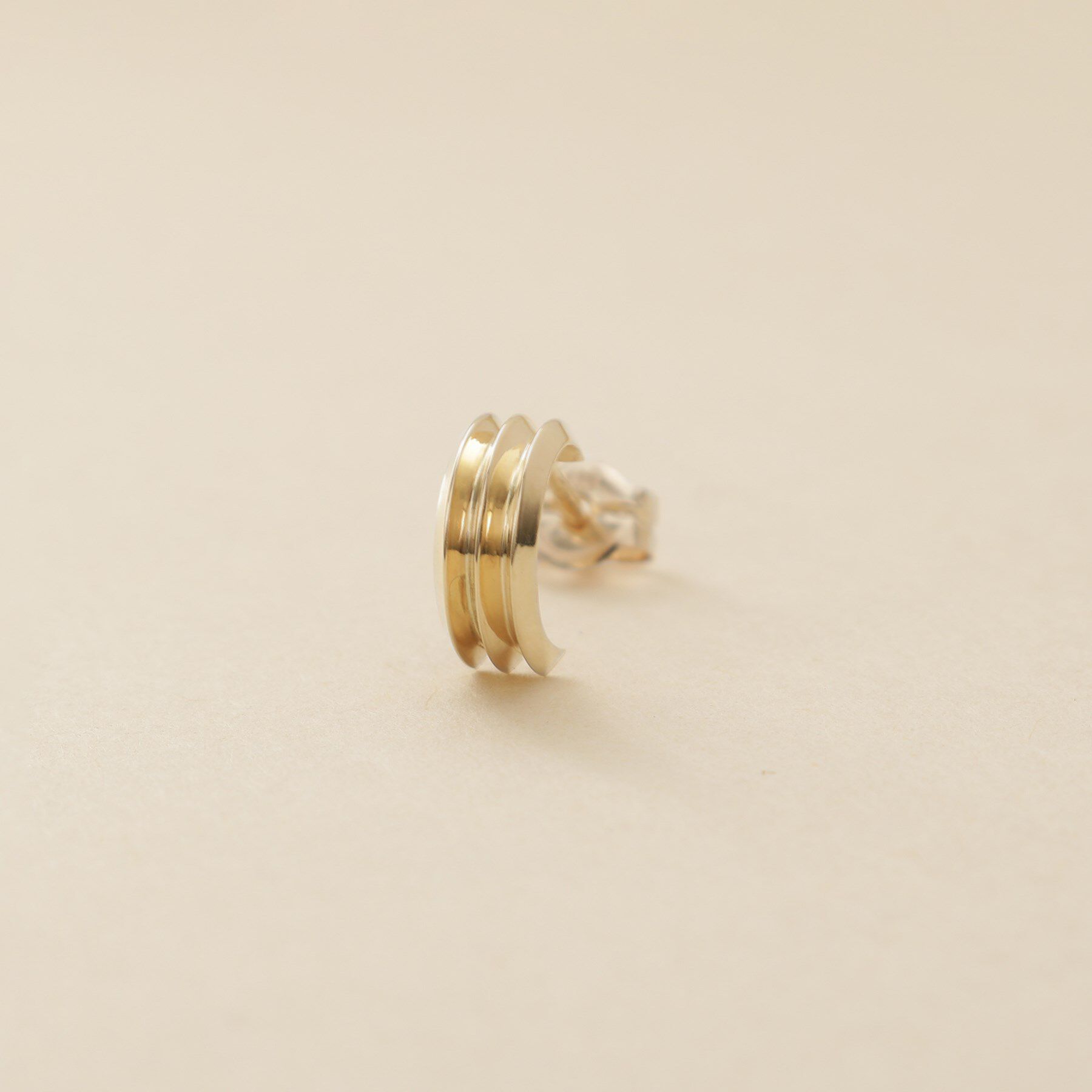 COCOSHNIK ONKITSCH「K10トリプルリッジピアス」|ピアス|