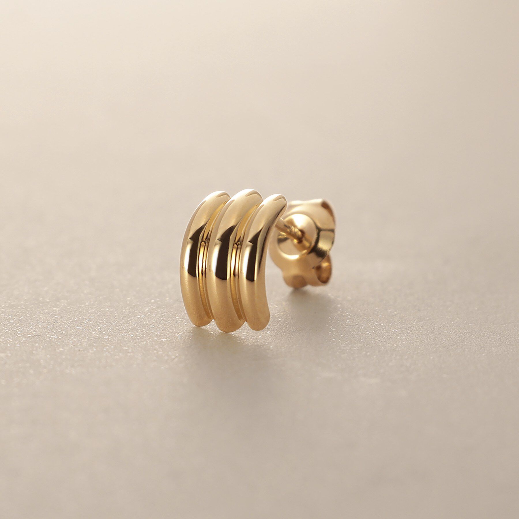 COCOSHNIK「K18【サステナブル】甲丸トリプルアーチ スタッドピアス」|ピアス|