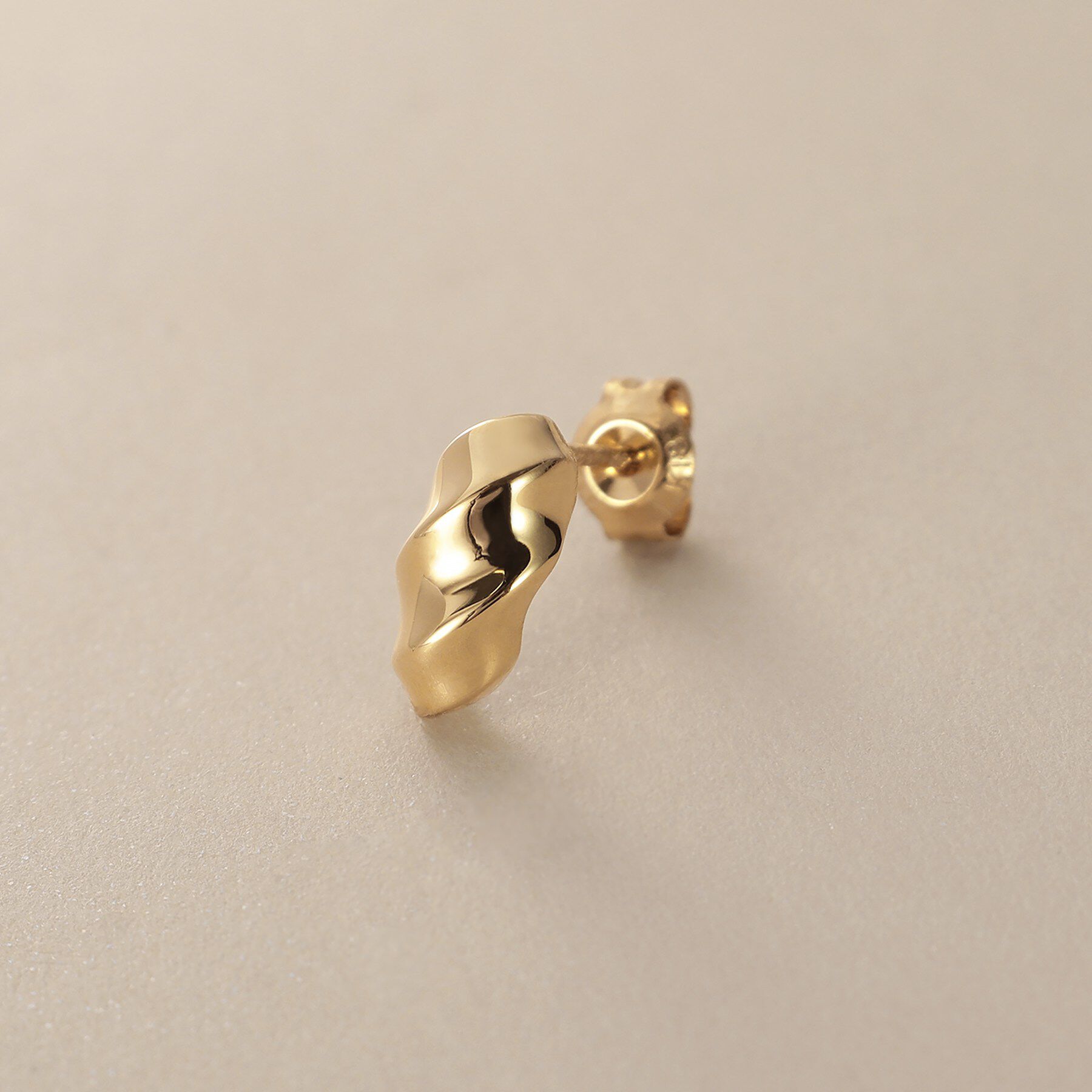 COCOSHNIK「K18【サステナブル】スクリューアーチ スタッドピアス」|ピアス|