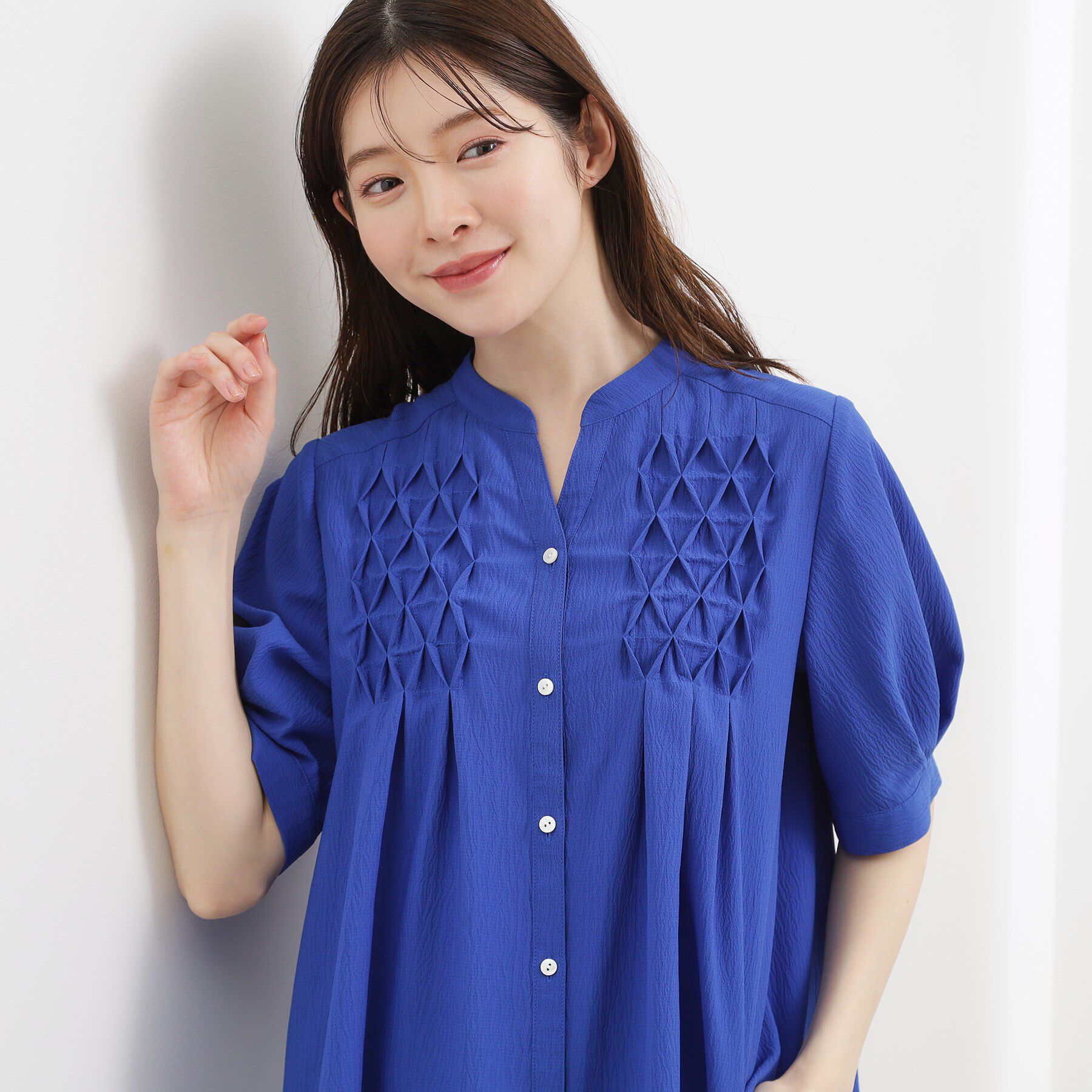 grove「【貴島明日香さん着用/体型カバー】ON・OFF使えるスモッキングタックブラウス」|シャツ・ブラウス|ブルー(092)