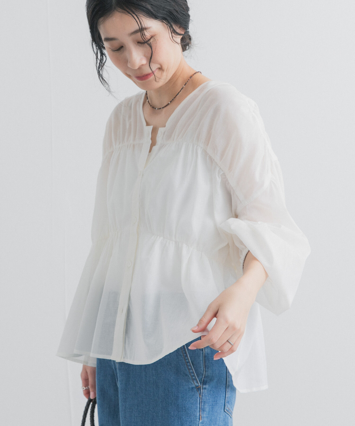 URBAN RESEARCH DOORS「『UR TECH』コットンギャザーVネックブラウス」|シャツ・ブラウス|オフホワイト