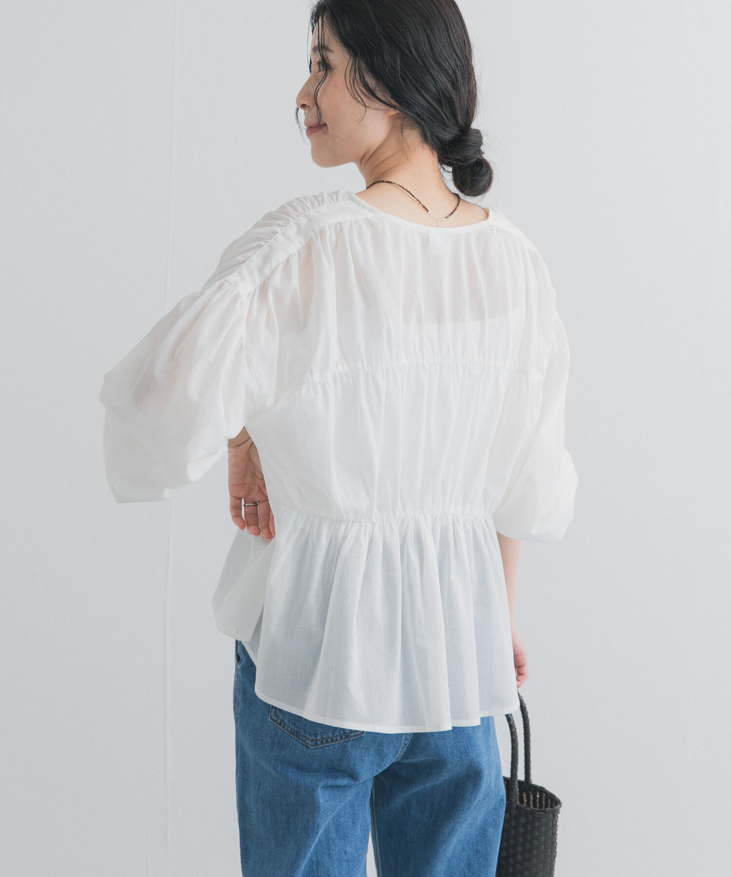 URBAN RESEARCH DOORS「『UR TECH』コットンギャザーVネックブラウス」|シャツ・ブラウス|