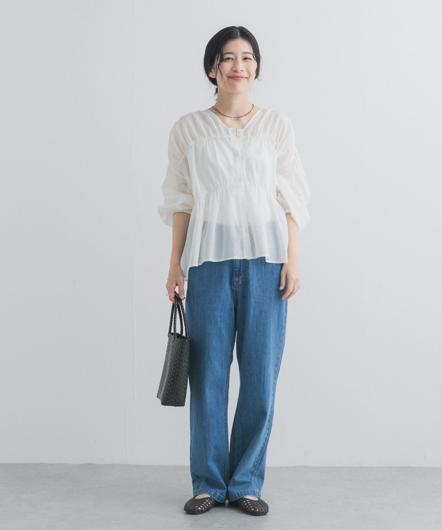 URBAN RESEARCH DOORS「『UR TECH』コットンギャザーVネックブラウス」|シャツ・ブラウス|