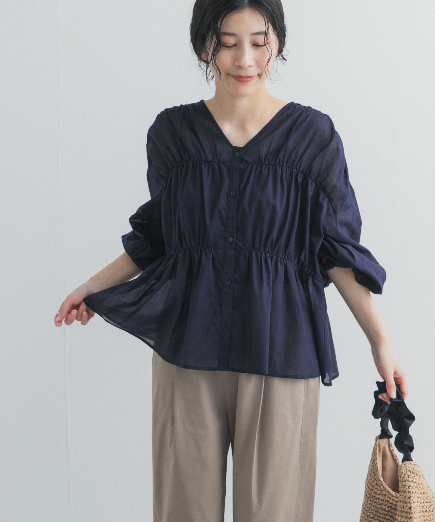 URBAN RESEARCH DOORS「『UR TECH』コットンギャザーVネックブラウス」|シャツ・ブラウス|