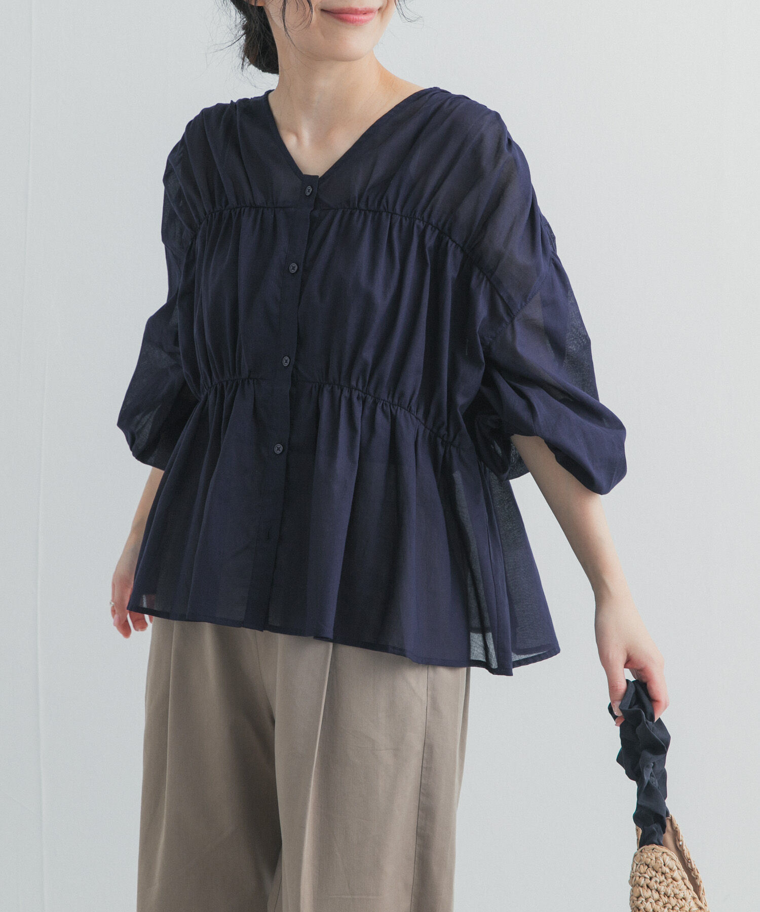URBAN RESEARCH DOORS「『UR TECH』コットンギャザーVネックブラウス」|シャツ・ブラウス|