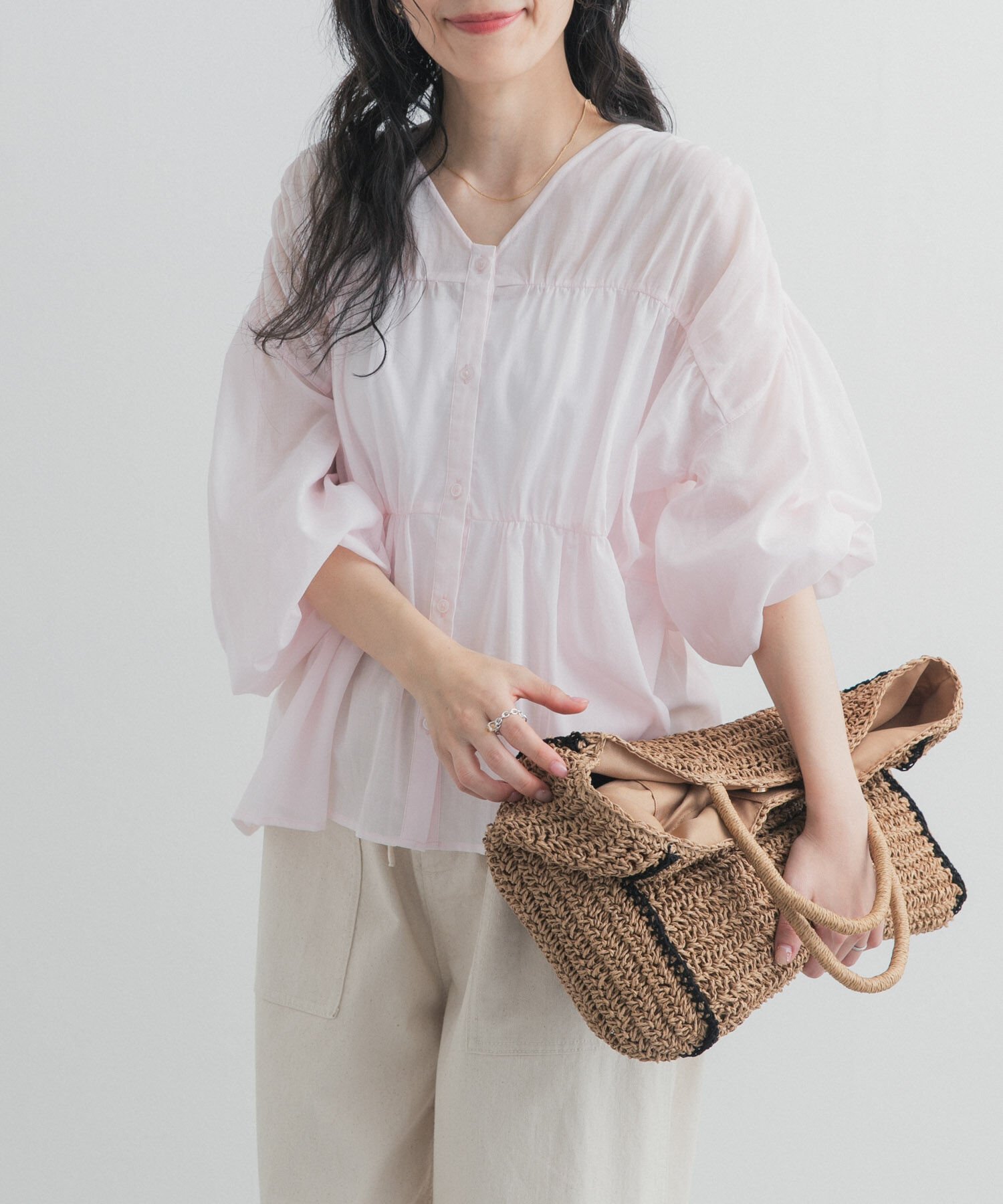 URBAN RESEARCH DOORS「『UR TECH』コットンギャザーVネックブラウス」|シャツ・ブラウス|