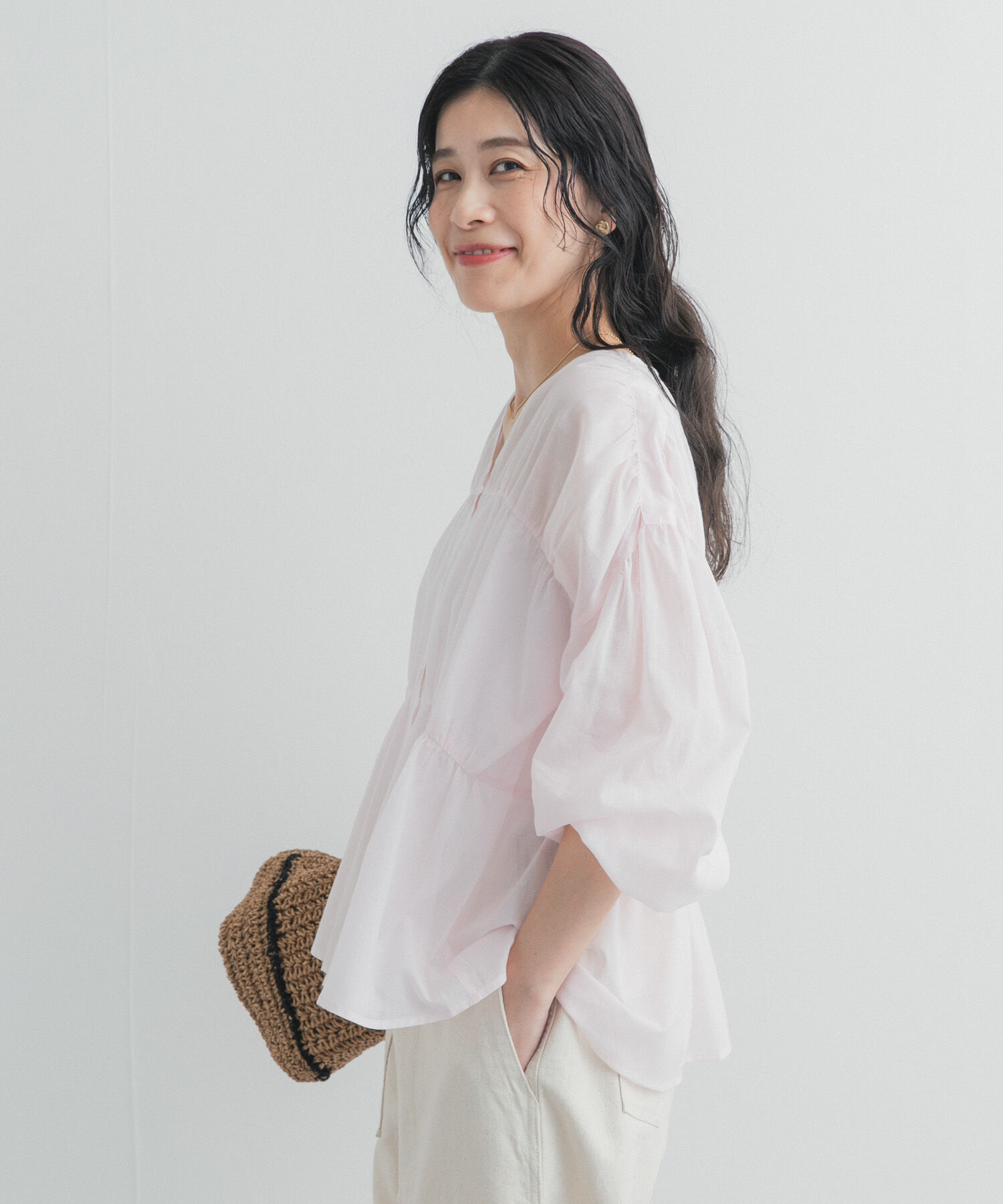 URBAN RESEARCH DOORS「『UR TECH』コットンギャザーVネックブラウス」|シャツ・ブラウス|