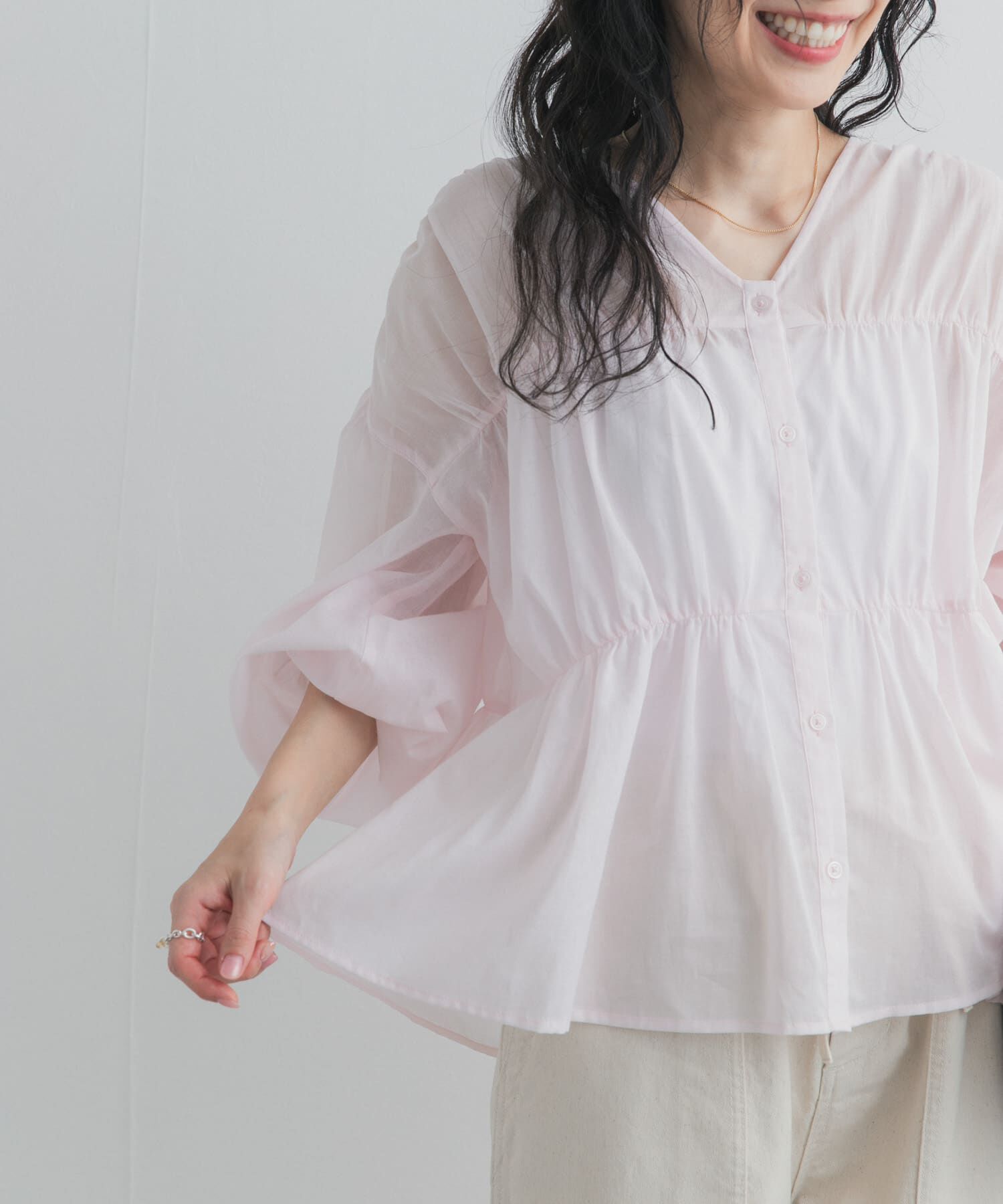 URBAN RESEARCH DOORS「『UR TECH』コットンギャザーVネックブラウス」|シャツ・ブラウス|