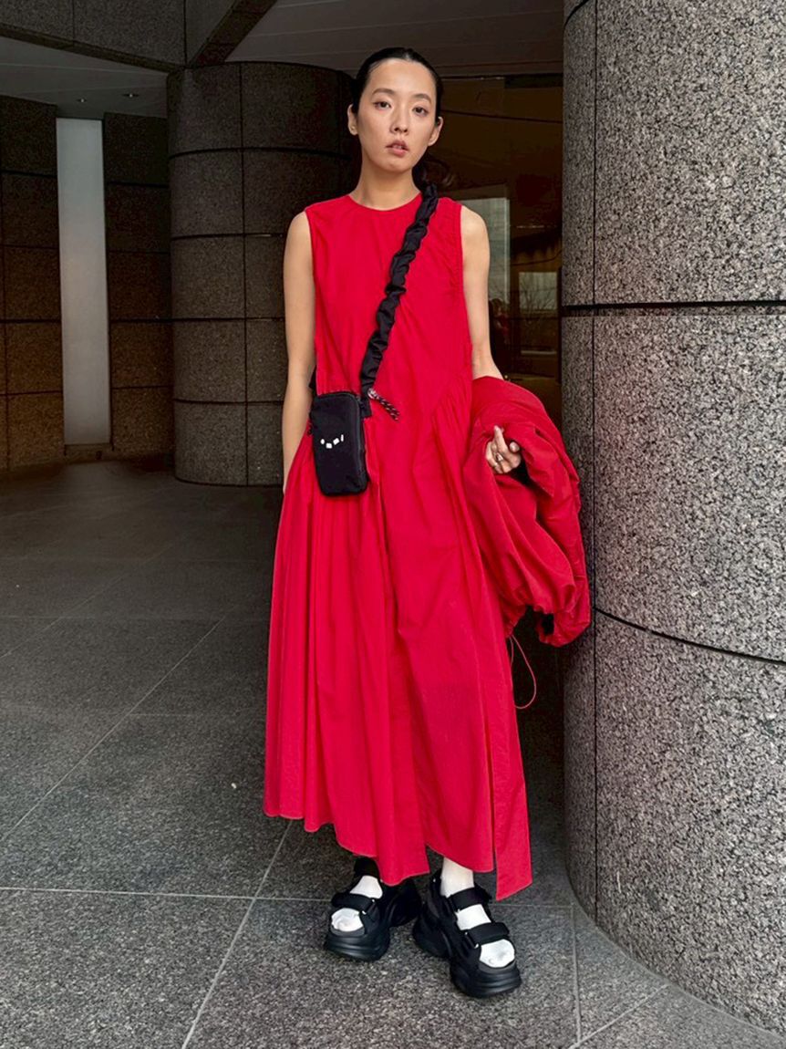 emmi atelier「ギャザーフォルムナイロンワンピース」|ワンピース|