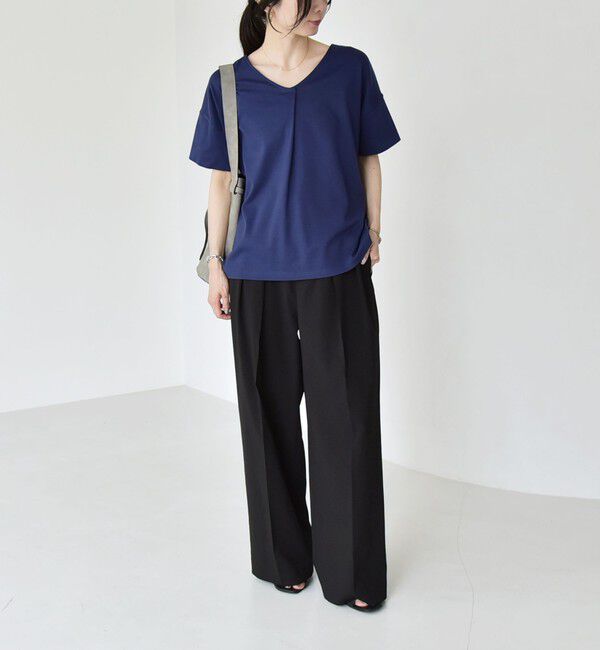 quaranciel「《予約》quaranciel:〈接触冷感/汗染み防止加工/洗濯機可能〉Vネック タック ハーフスリーブ TEE」|Tシャツ・カットソー|