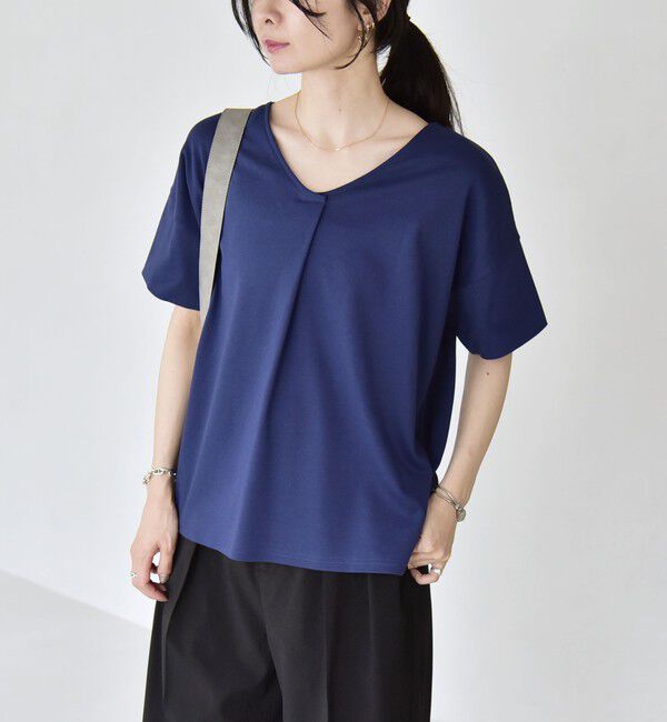 quaranciel「《予約》quaranciel:〈接触冷感/汗染み防止加工/洗濯機可能〉Vネック タック ハーフスリーブ TEE」|Tシャツ・カットソー|
