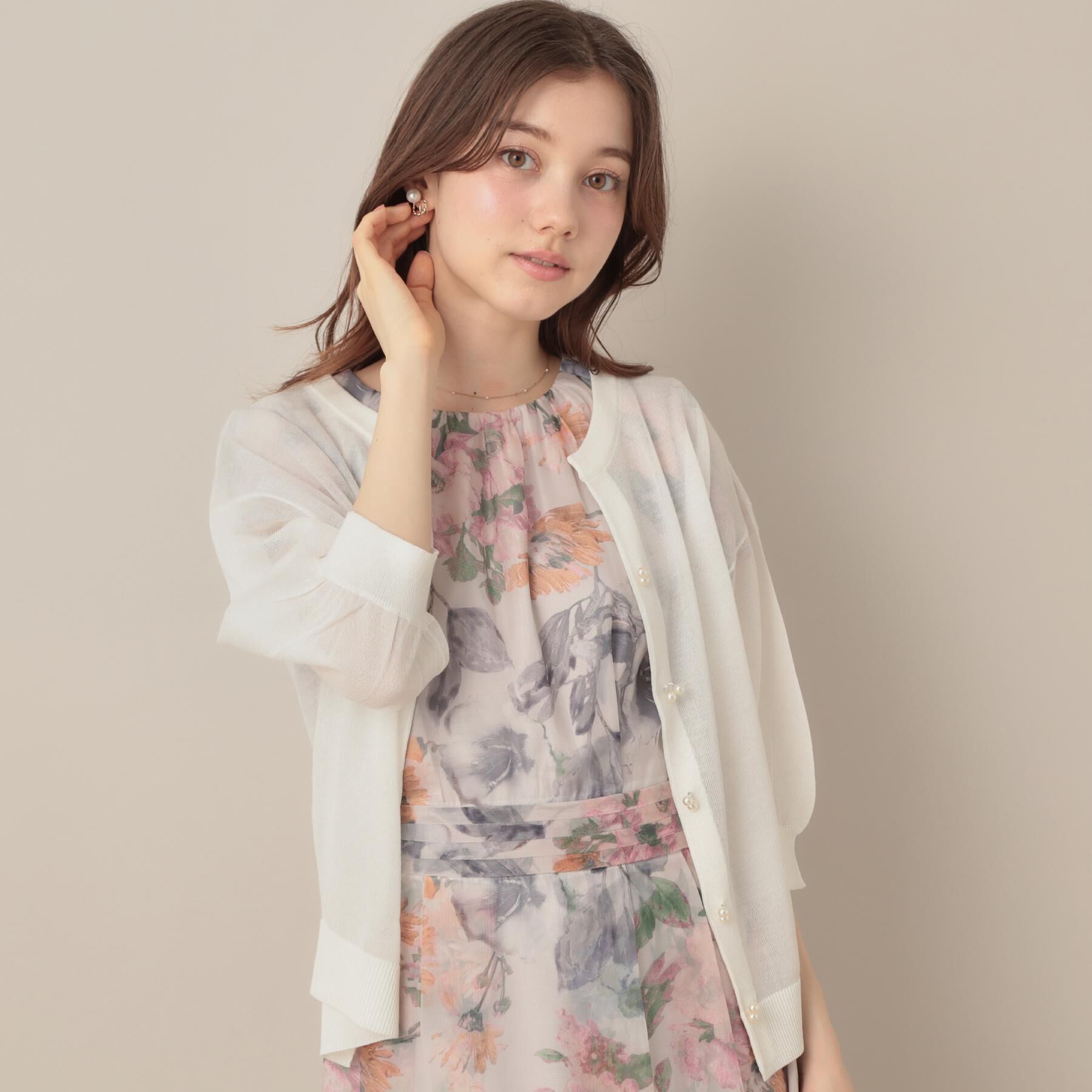 Couture broach「【前後2WAY・二の腕カバー】ダブルパール調釦5分袖シアーカーディガントップス」|カーディガン|