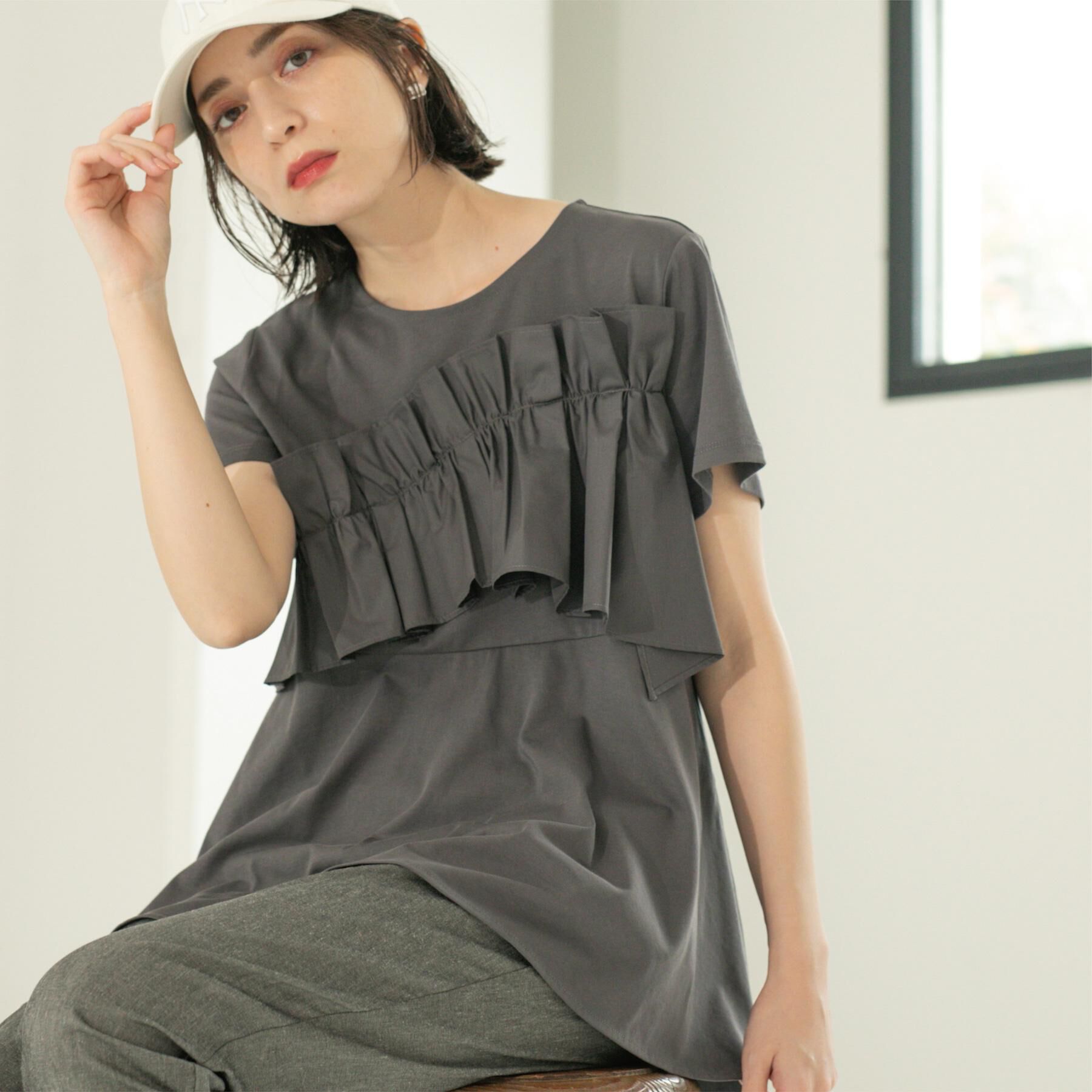 OPAQUE.CLIP「フリルドッキングペプラムトップス【接触冷感／洗濯機洗い可】」|Tシャツ・カットソー|チャコールグレー(0