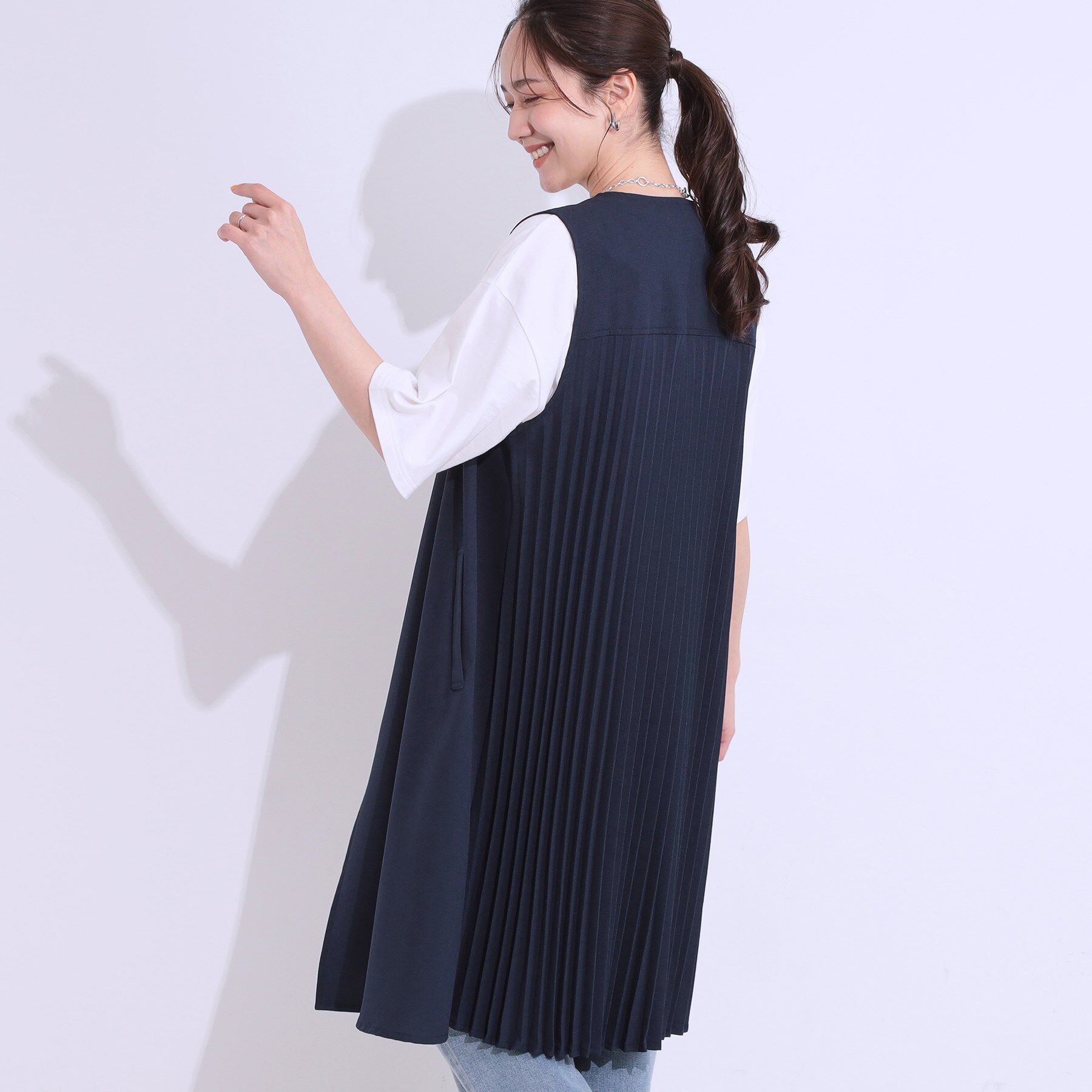 SHOO･LA･RUE「【S-LL/体型カバー】後ろ姿もきれい見え バックプリーツジレ」|ベスト・ジレ|ネイビー(094)