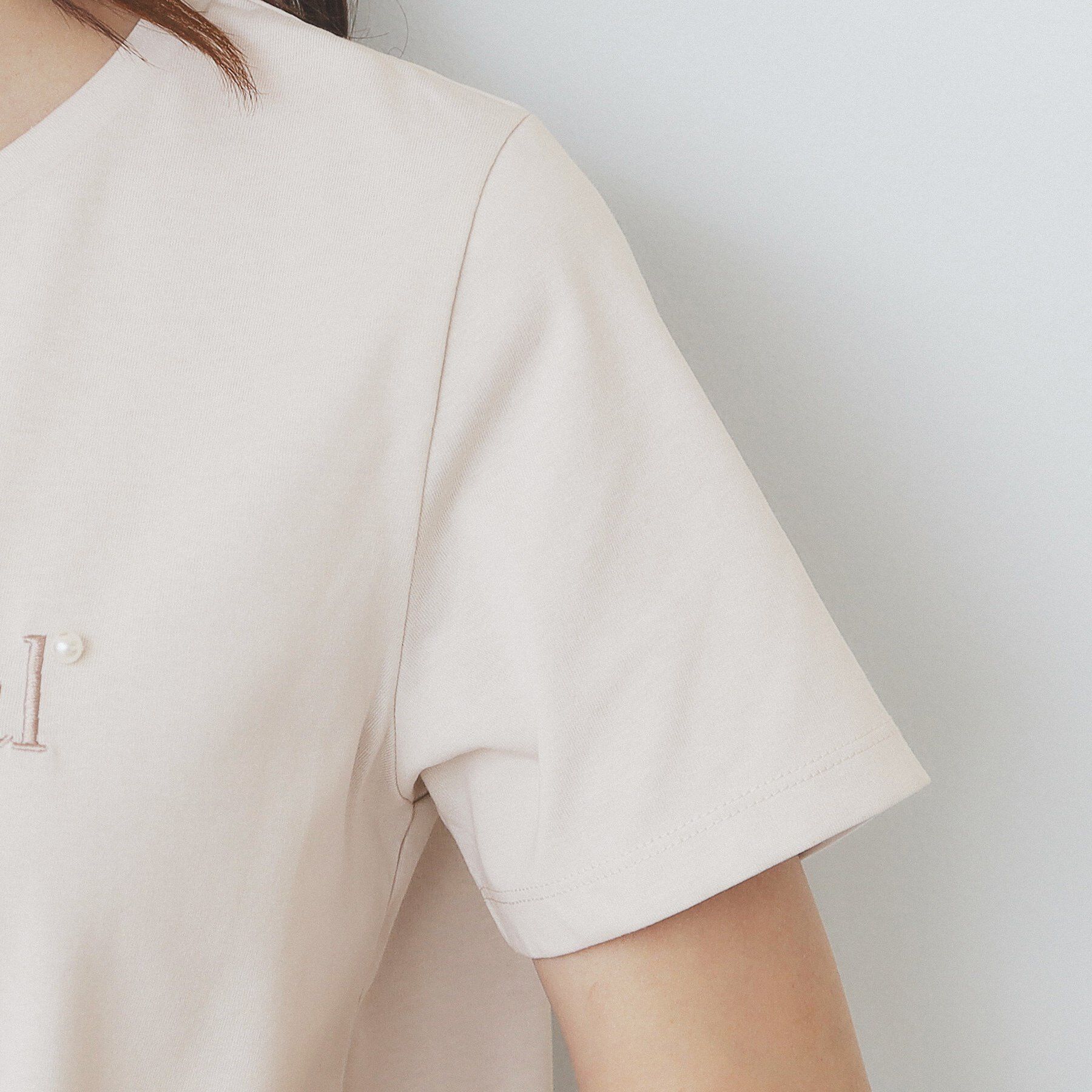 index「パール調刺繍ロゴTシャツ【汗ジミ防止／吸水速乾／接触冷感／UVケア／洗濯機洗い可】」|Tシャツ・カットソー|