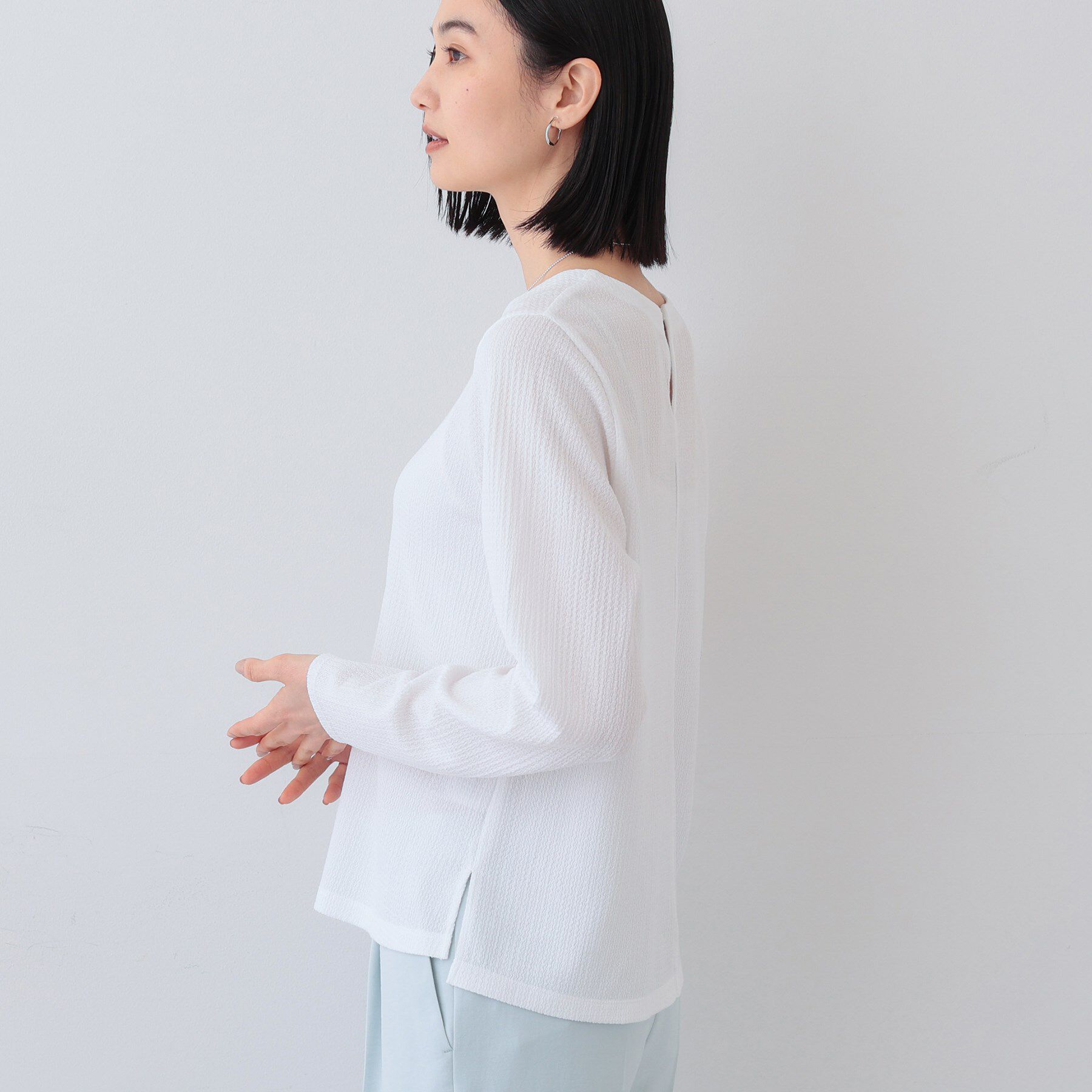 INDIVI「【洗える／凹凸素材】Vネックカットソートップス」|Tシャツ・カットソー|