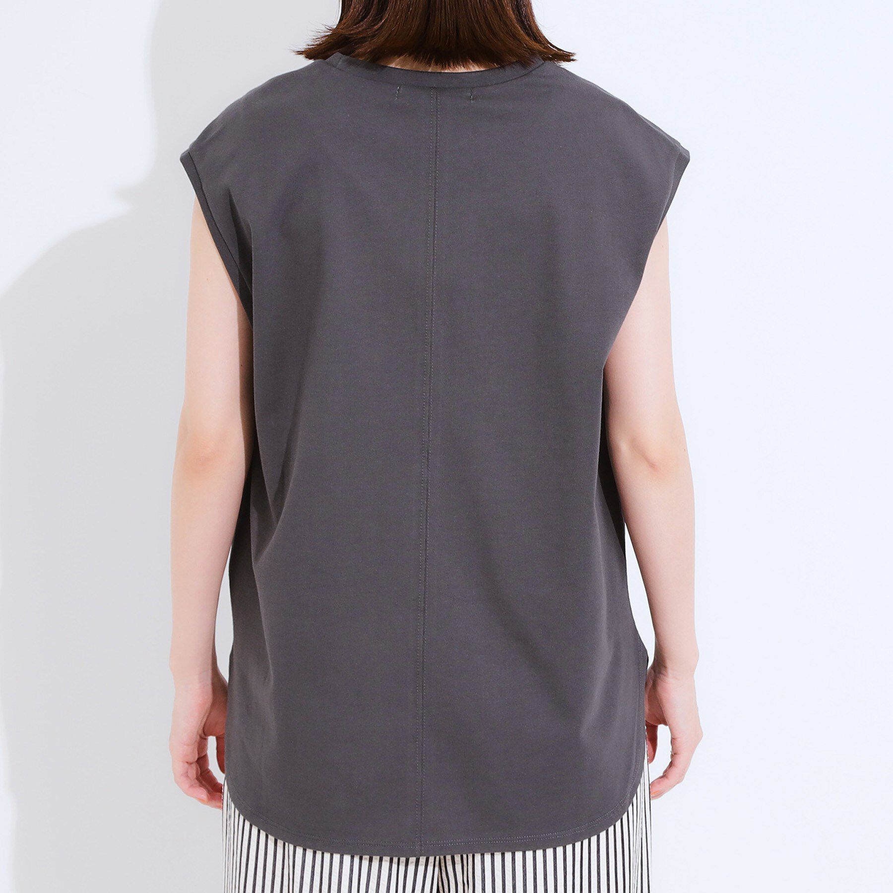 SHOO･LA･RUE「【ひんやり/汗ジミ軽減/UVカット】 ロゴプリントノースリーブTシャツ」|Tシャツ・カットソー|