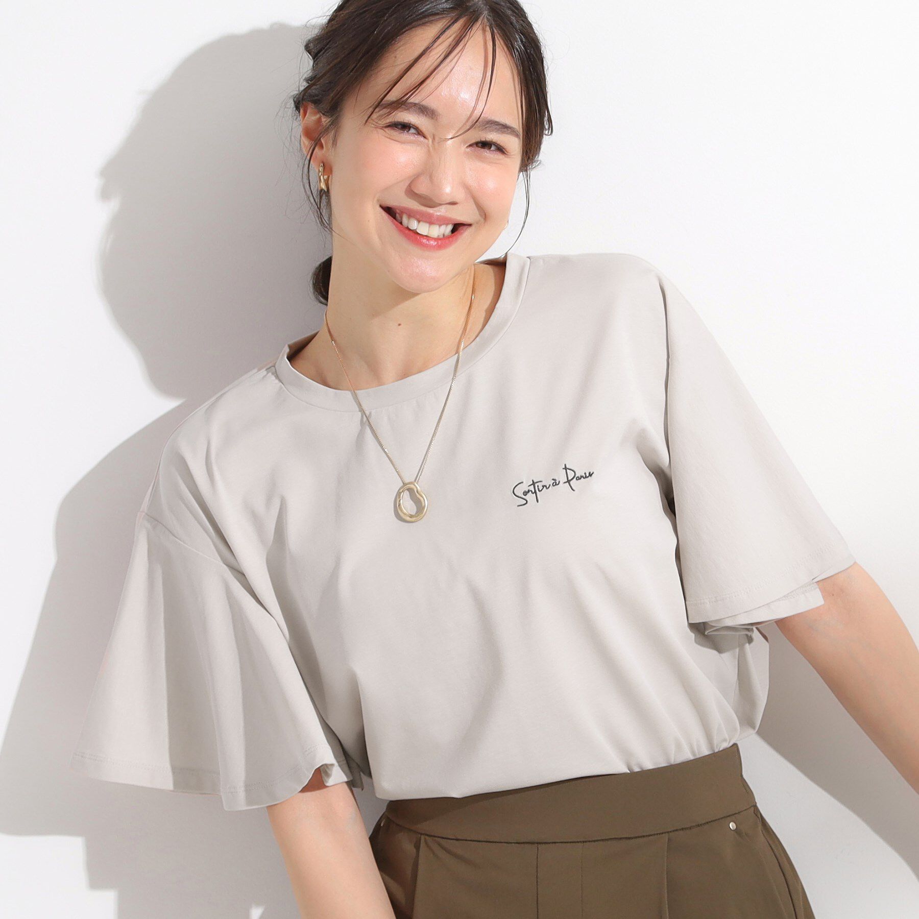 SHOO･LA･RUE「【S-LL/ひんやり/二の腕カバー】華やかさをプラスする お袖フリルTシャツ」|Tシャツ・カットソー|ライトベージュ(15