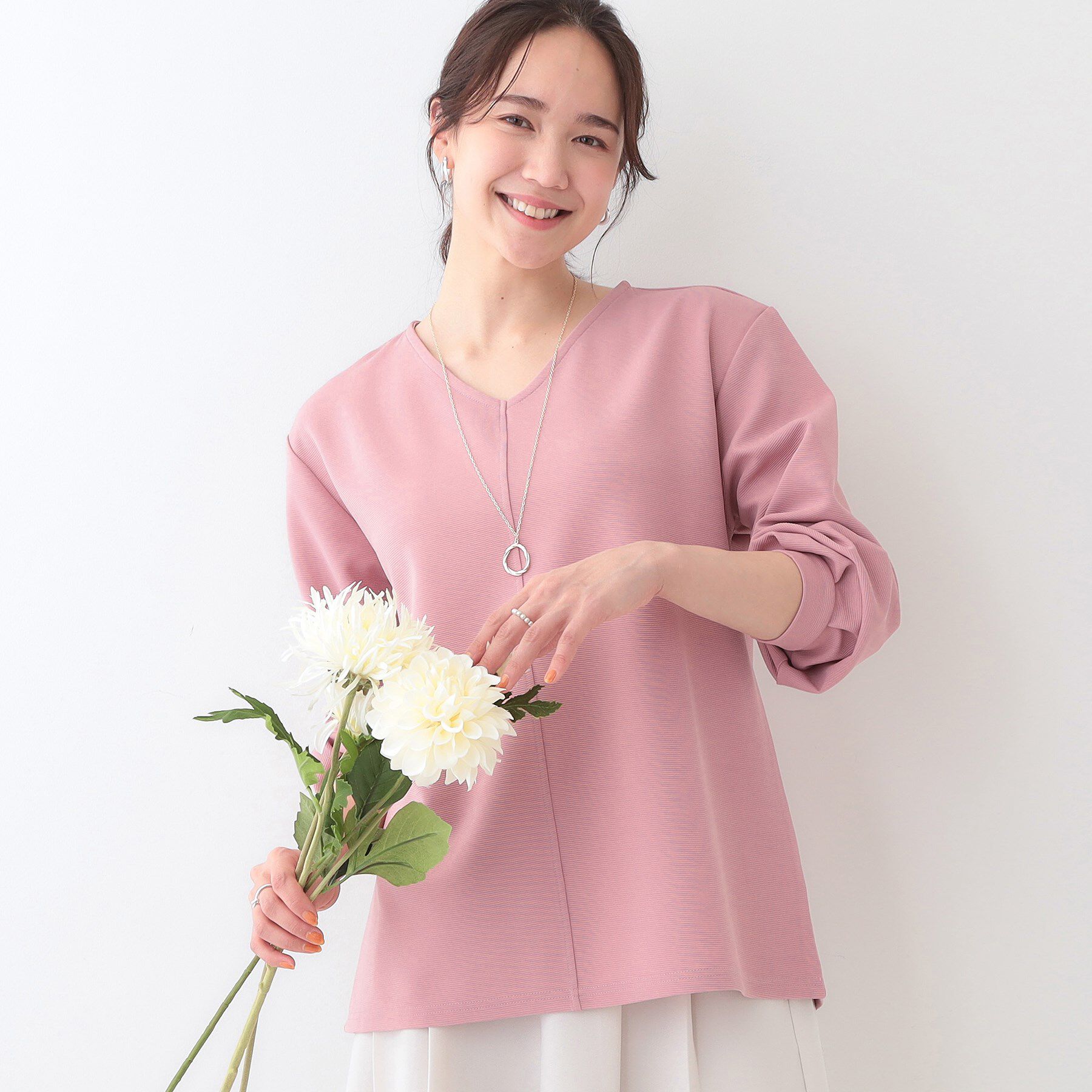 SHOO･LA･RUE「【S-LL/2点セット】大人の上品シルエット アクセ付き Vネックトップス」|シャツ・ブラウス|ピンク(072)