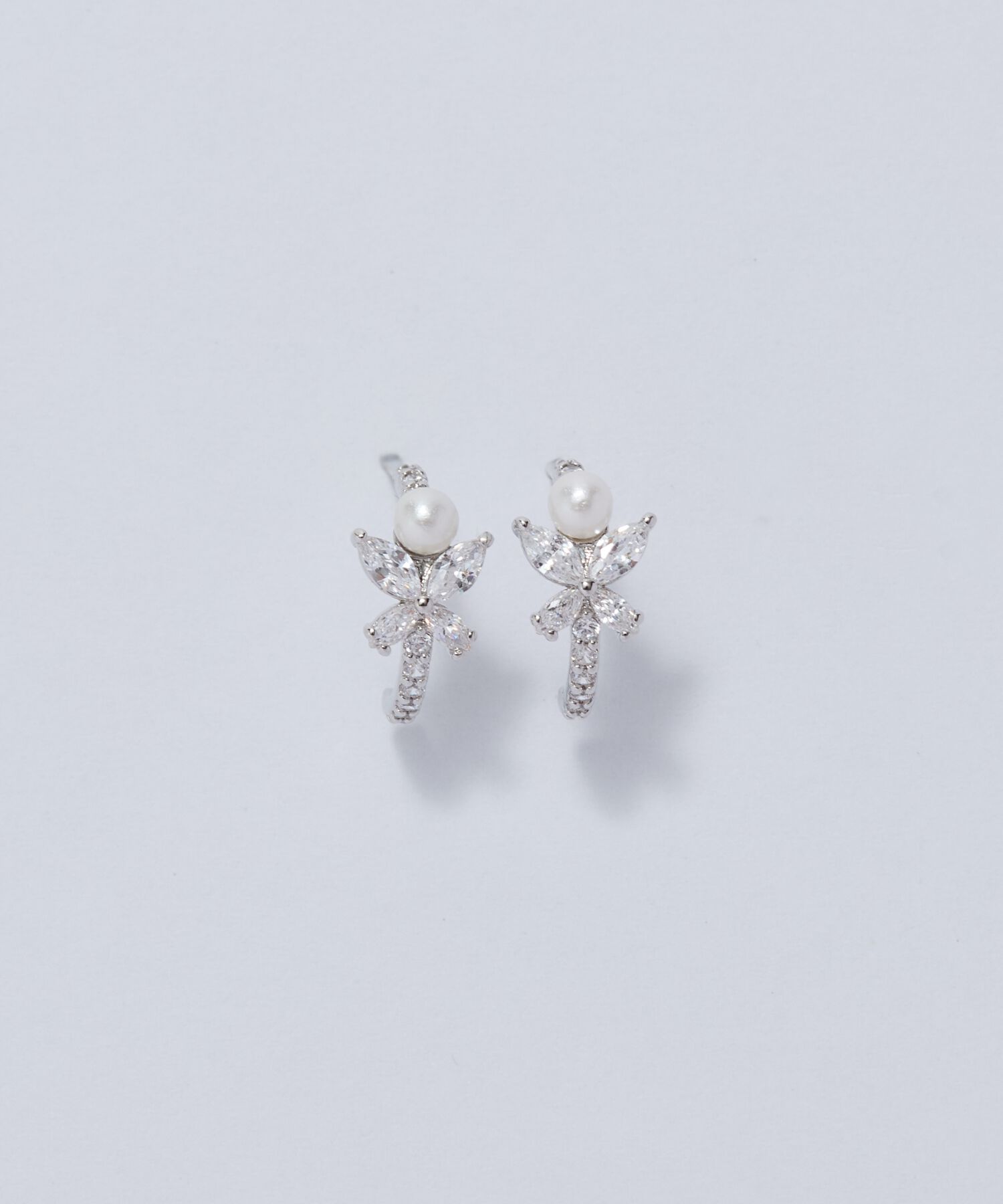 Phoebe「ロマンティックビジューバタフライフープピアス　シルバー」|ピアス|
