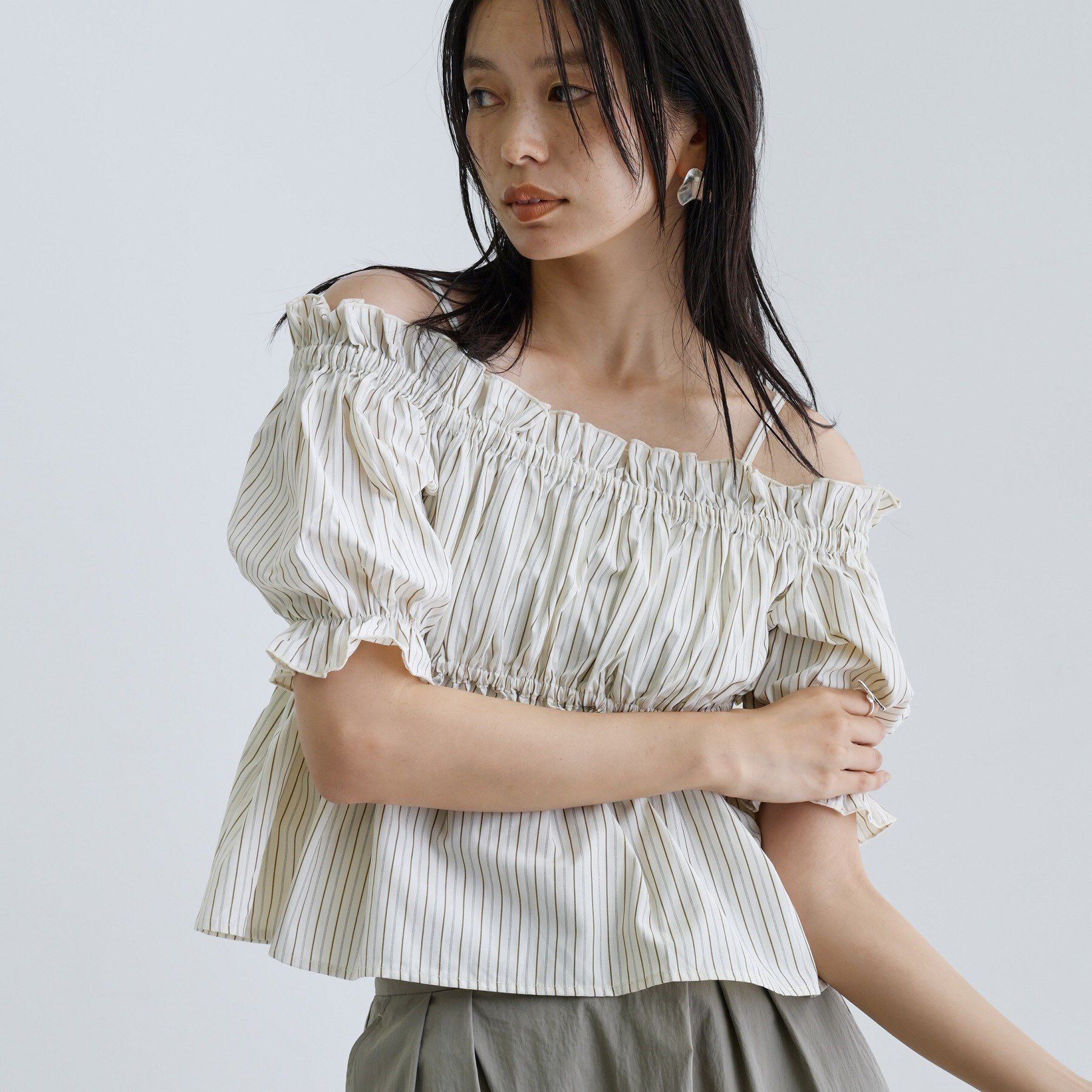 GALLEST「【一部店舗限定】オフショルシャーリングブラウス」|シャツ・ブラウス|グレージュ(350)