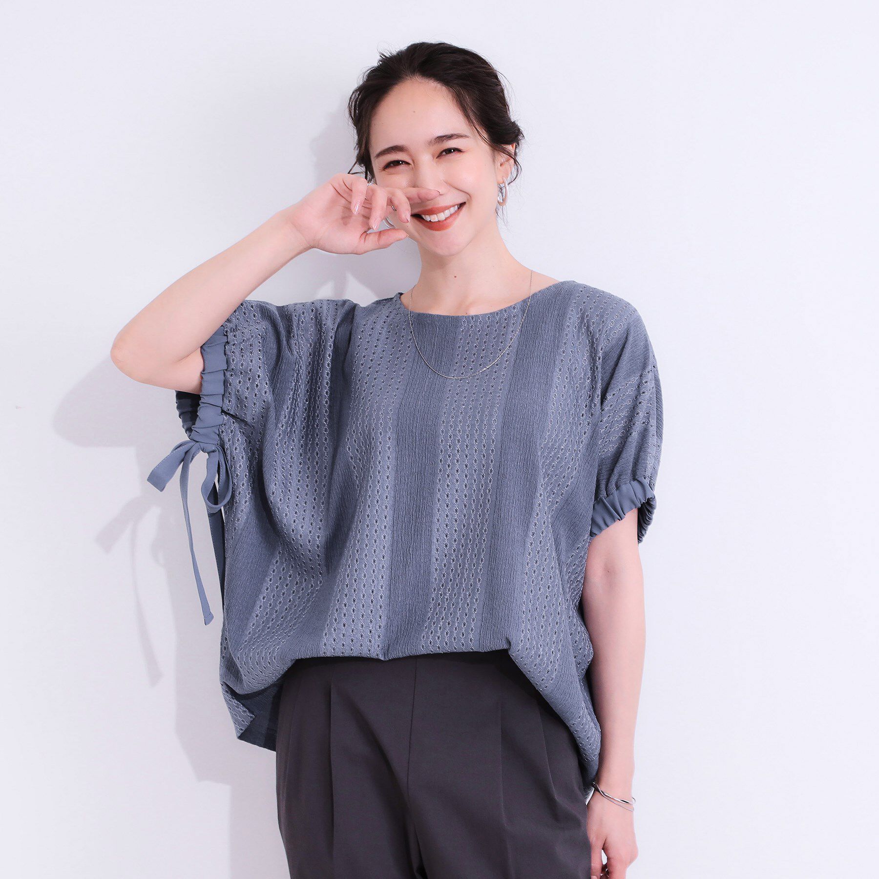 SHOO･LA･RUE「【S-LL/二の腕カバー】お袖ギャザーリボン アイレット刺繍トップス」|シャツ・ブラウス|