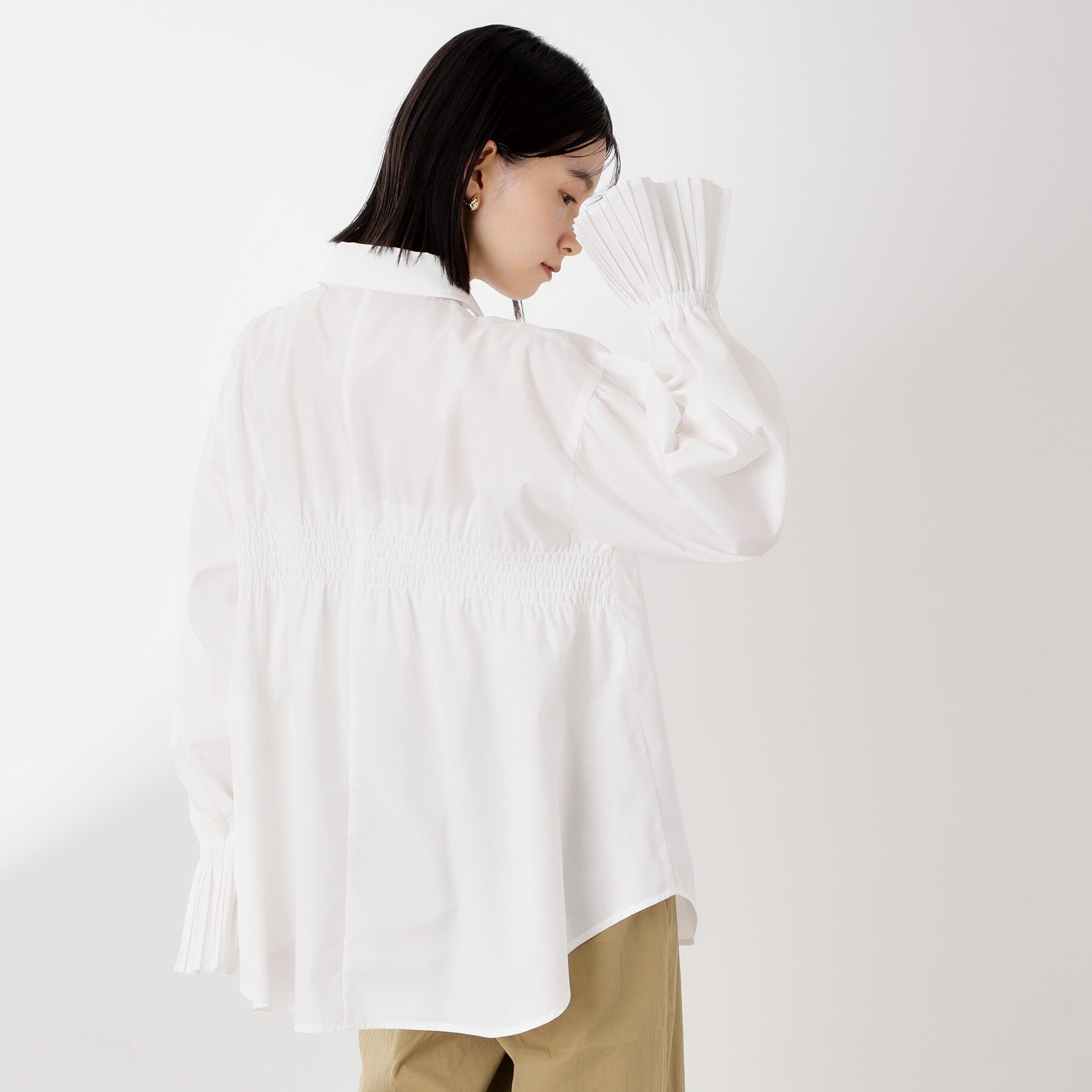 THE SHOP TK「袖プリーツ&バックシャーリングシャツ【体型カバー/洗える】」|シャツ・ブラウス|
