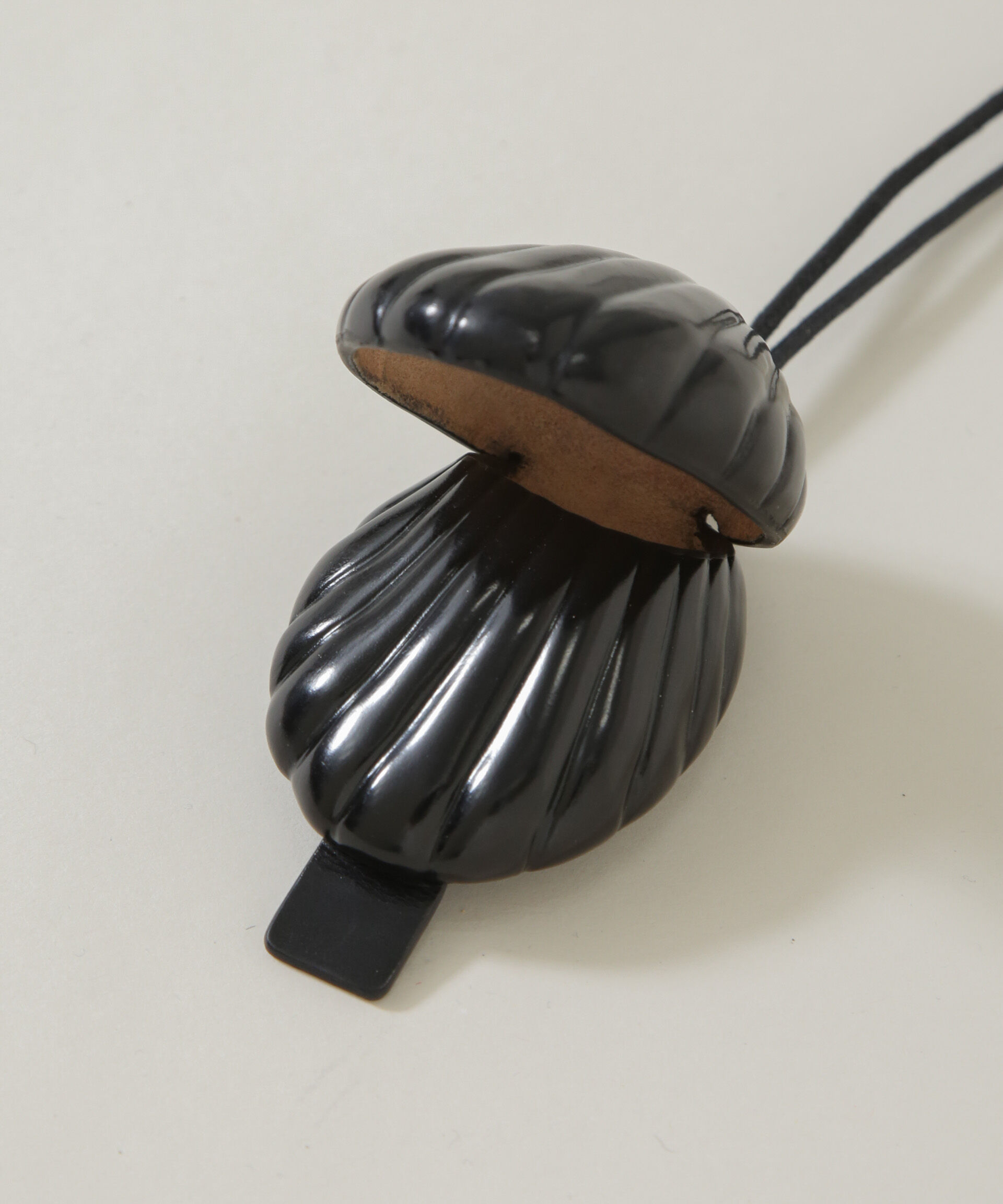 nano･universe「JAMIRAY/LEATHER SHELL NECKLACE」|ネックレス|