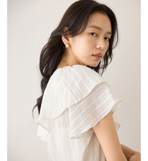 ROPE「【WEB限定カラー】Vネックフリルブラウス(無地・ピンストライプ)/イージーケア」|シャツ・ブラウス|