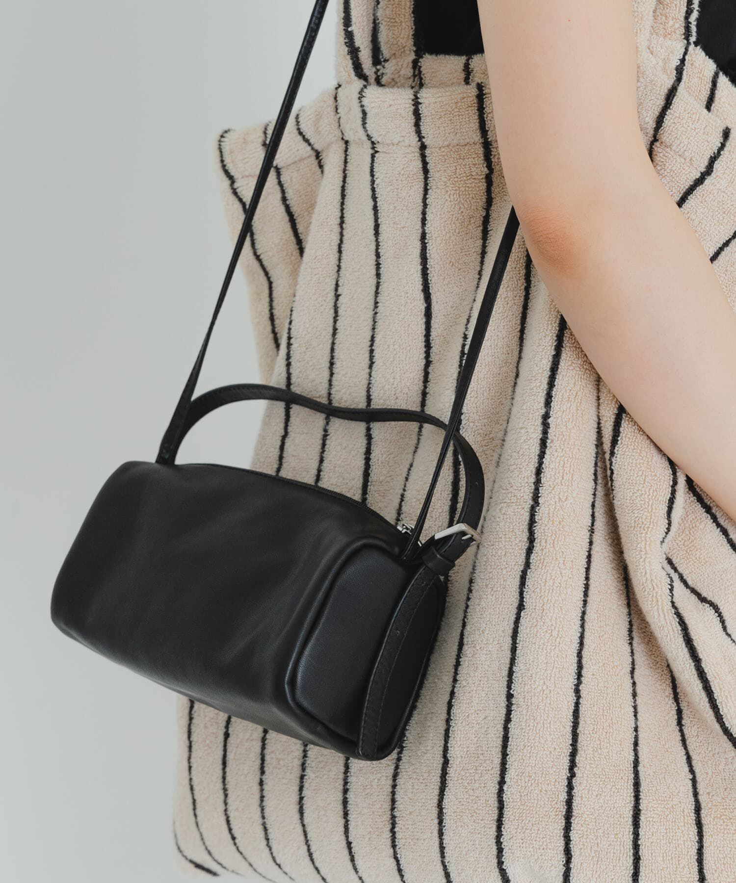URBAN RESEARCH「LEATHER SQUARE SHOULDER」|ショルダー・メッセンジャー|ブラック