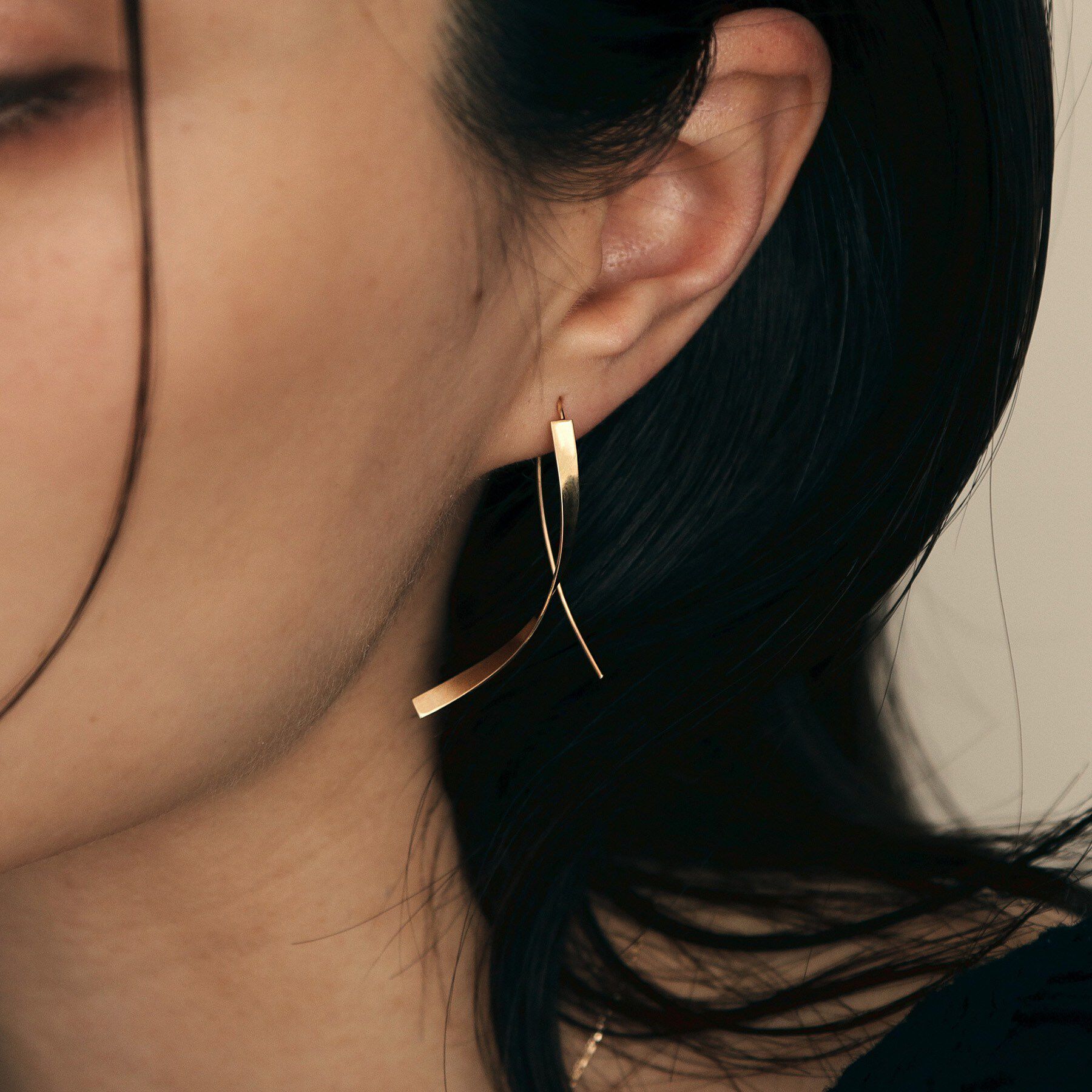 COCOSHNIK「K10平板ひねり クロスフックピアス」|ピアス|
