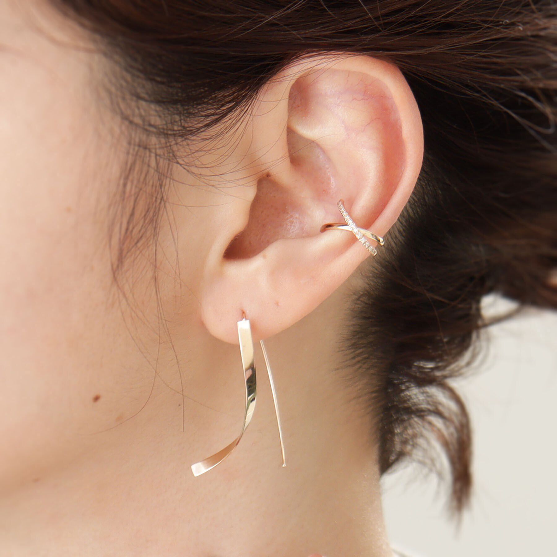 COCOSHNIK「K10平板ひねり クロスフックピアス」|ピアス|