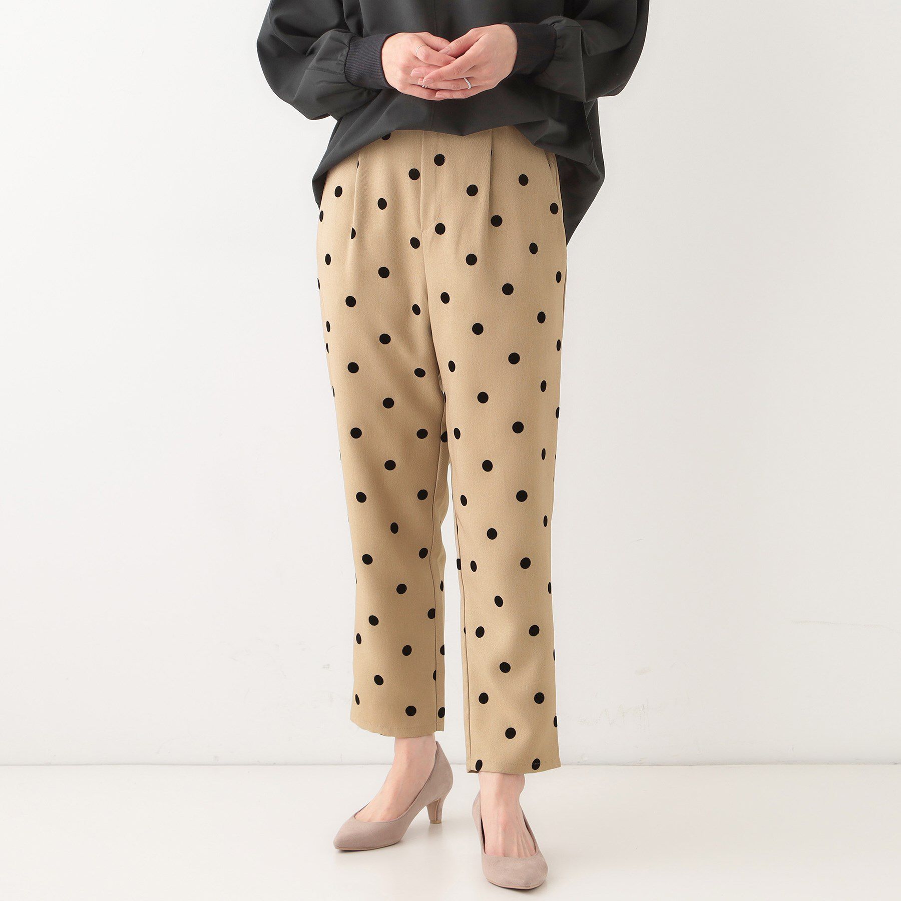 SHOO･LA･RUE「【S-LL】華やかさ引き立つ フロッキードット柄 テーパードパンツ」|その他|ベージュ(052)