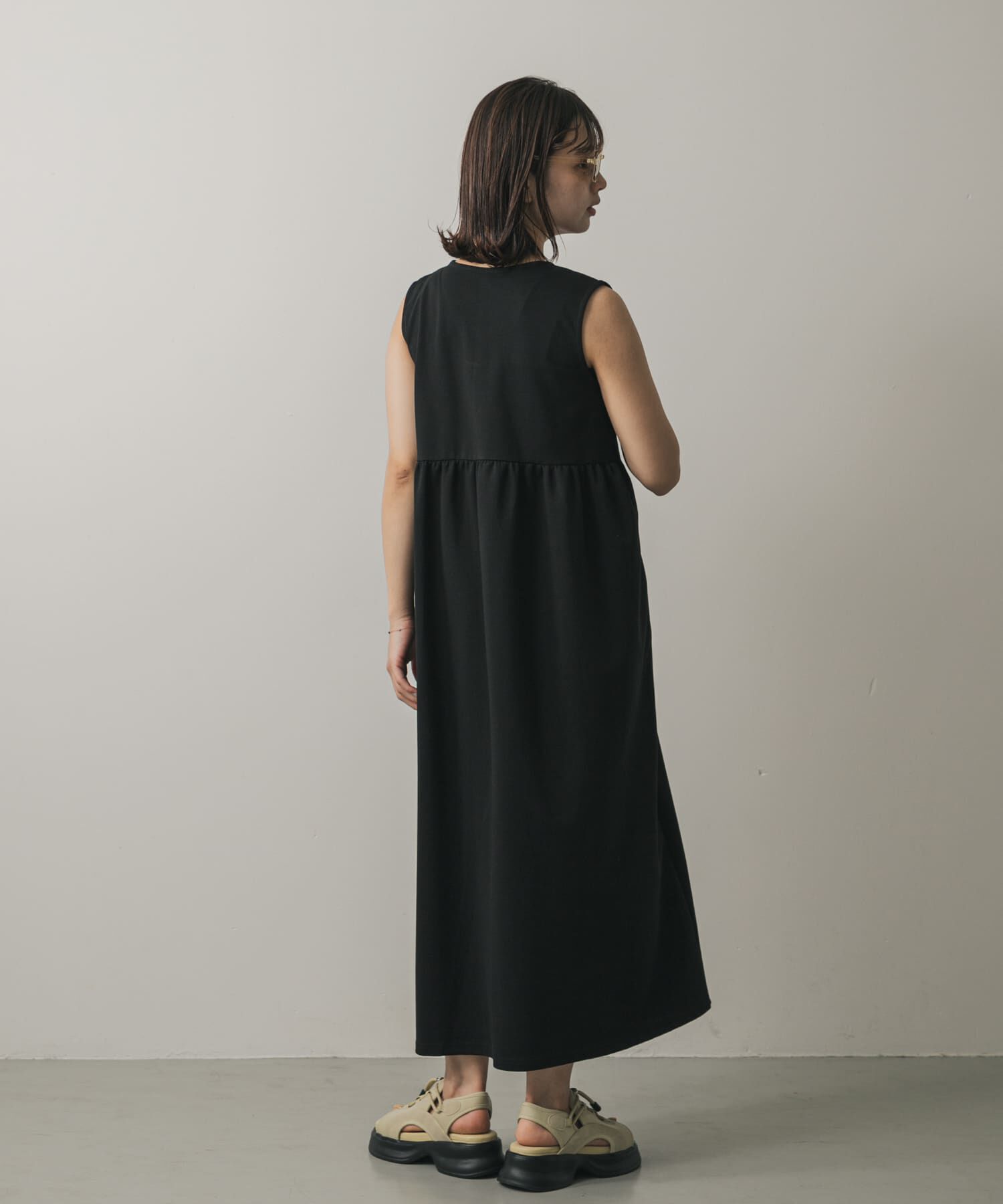 SENSE OF PLACE by URBAN RESEARCH「ZIPVネックカットワンピース」|ワンピース|