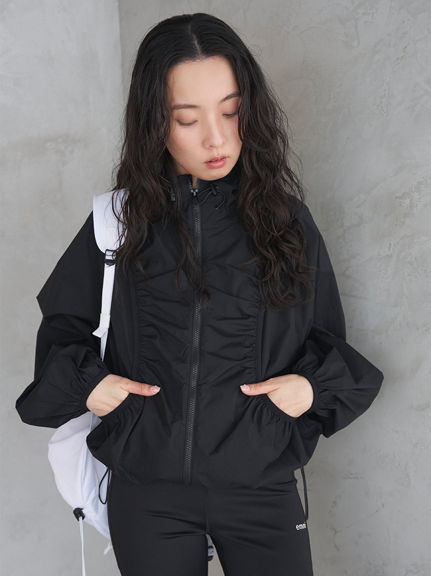emmi atelier「【ONLINE限定カラーあり】ギャザーディテールナイロンブルゾン【セットアップ対応】/撥水」|ブルゾン・スタジャン|