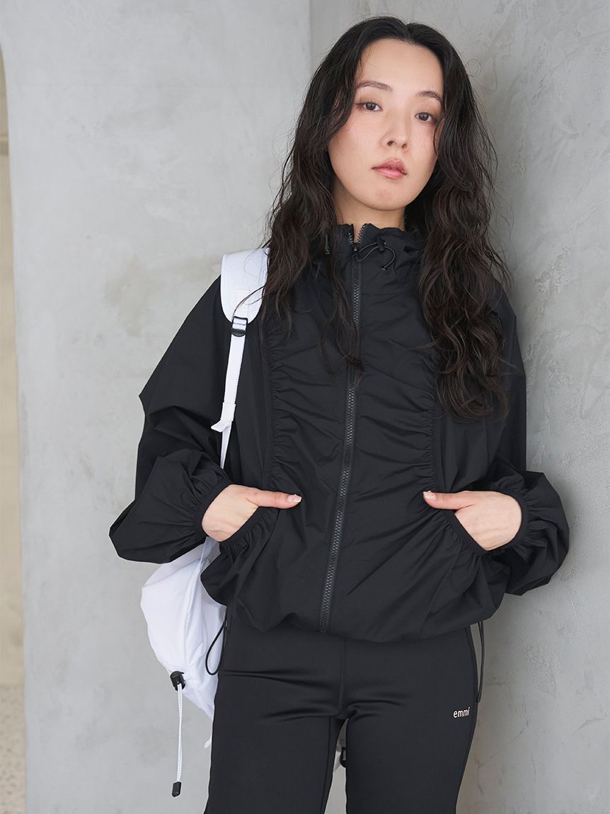 emmi atelier「【ONLINE限定カラーあり】ギャザーディテールナイロンブルゾン【セットアップ対応】/撥水」|ブルゾン・スタジャン|