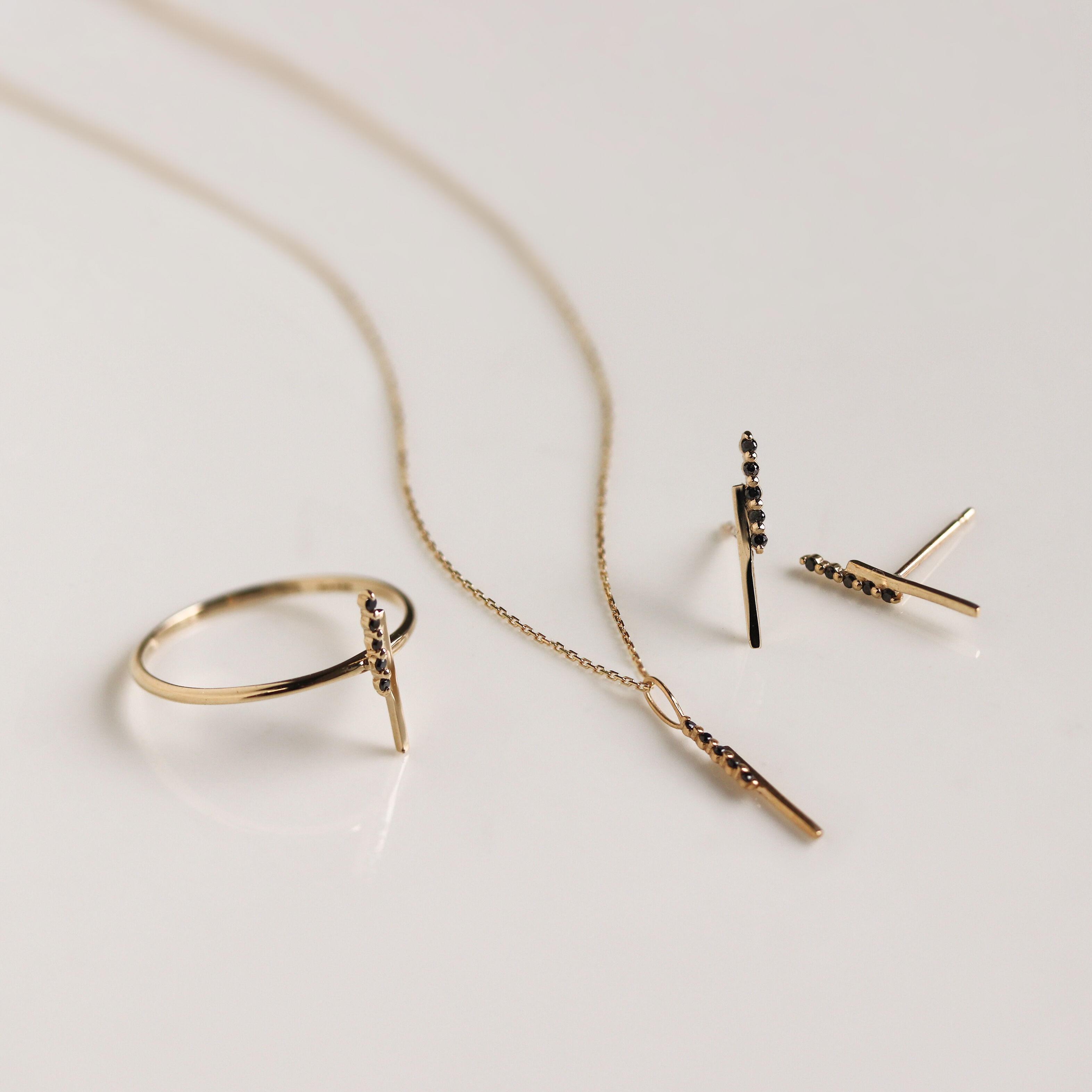  「ブラックダイヤモンド ピアス | K10YG」|ピアス|