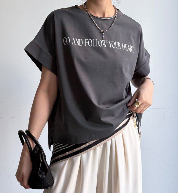  「【WEB限定】ロールアップロゴプリントワイドTEE」|Tシャツ・カットソー|チャコールグレー