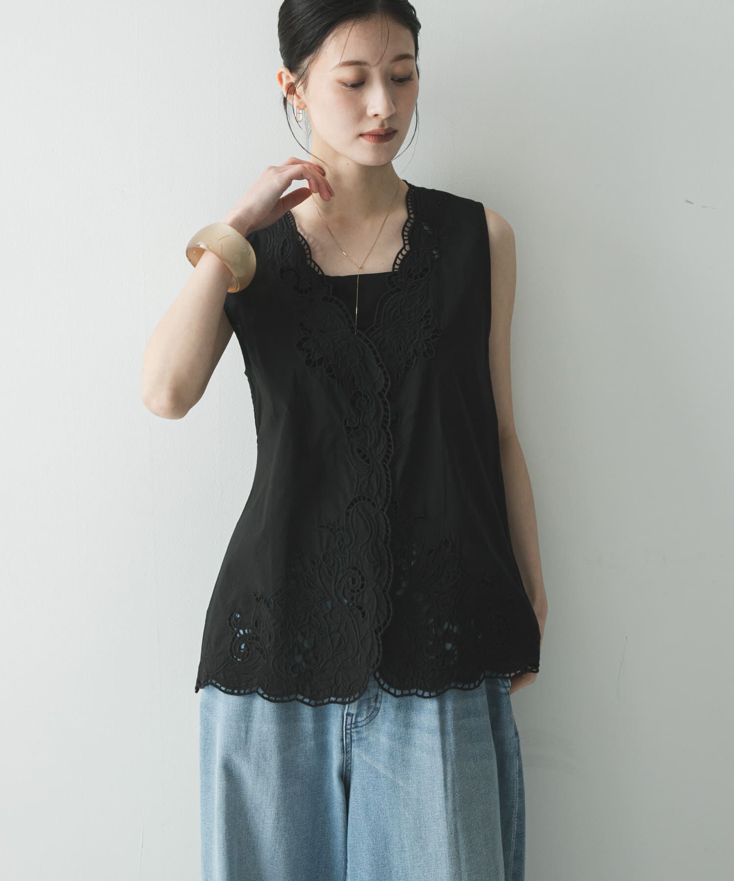 URBAN RESEARCH「カットワーク刺繍ジレ」|シャツ・ブラウス|