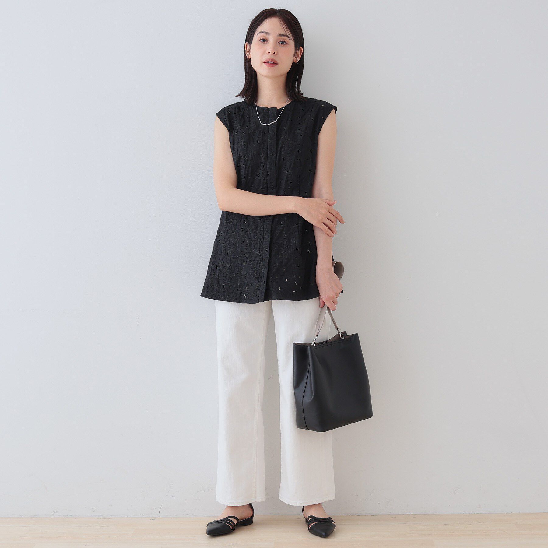 INDIVI「【洗える】フラワーカット刺繍ノースリーブブラウス」|シャツ・ブラウス|