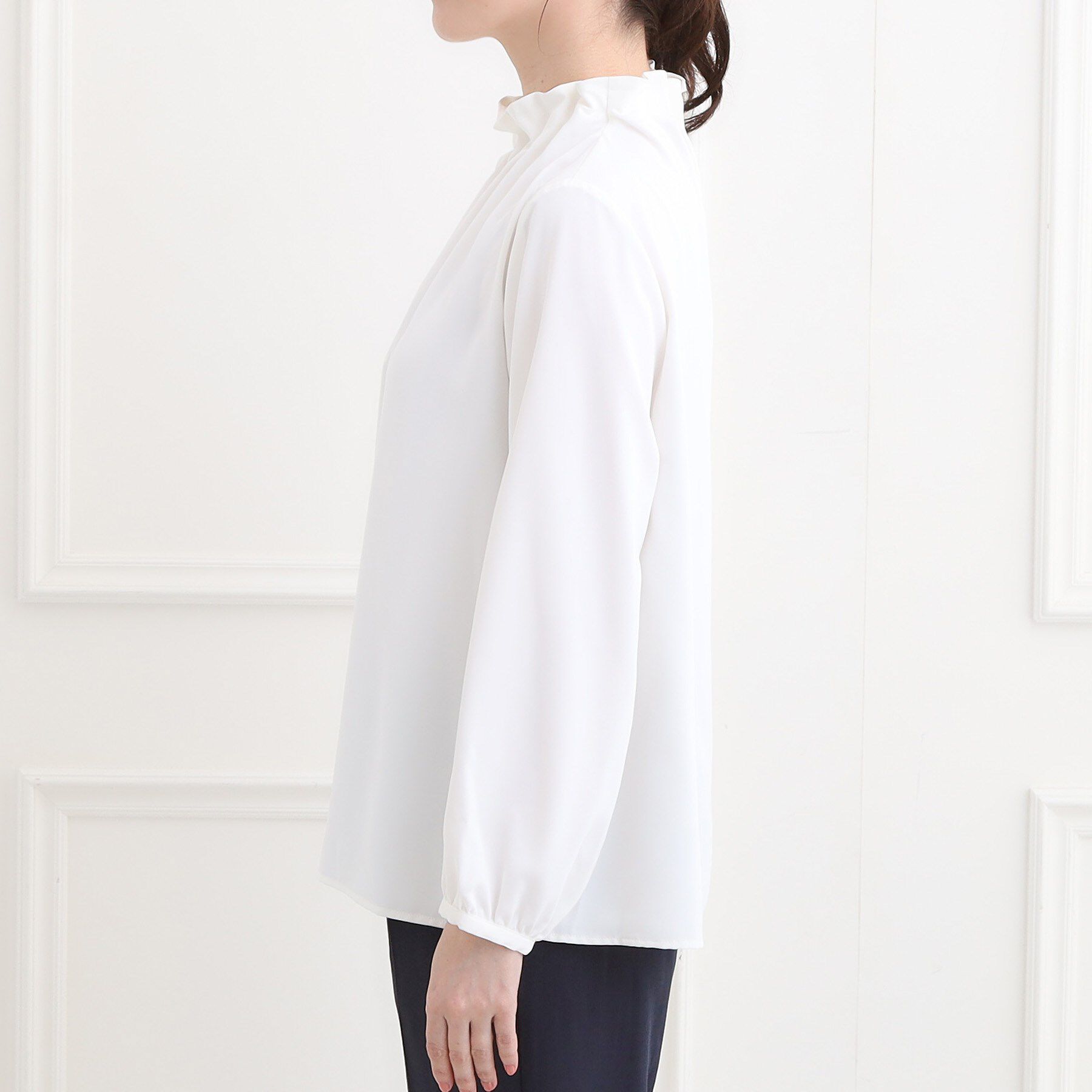 SHOO･LA･RUE「【洗濯機可】上品で華やか スタンドフリルブラウス」|シャツ・ブラウス|